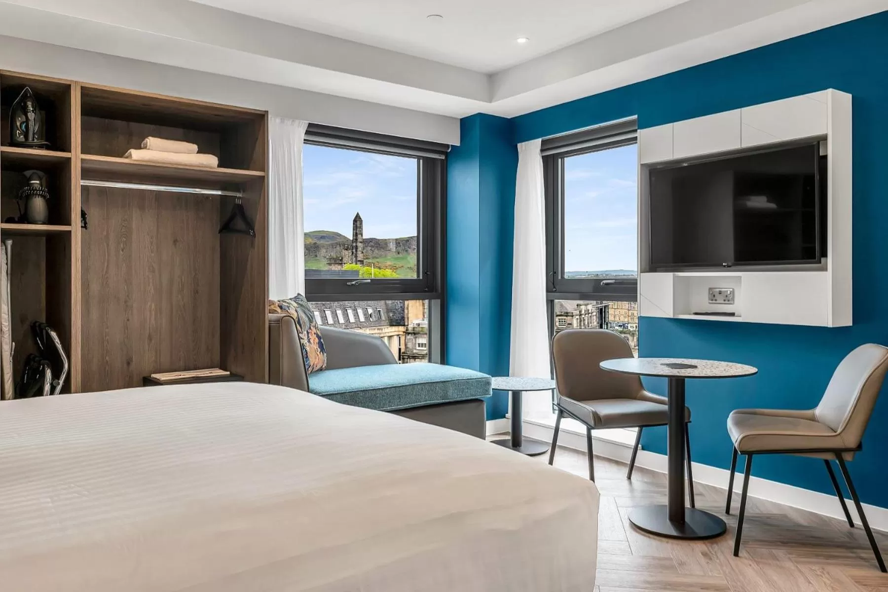 View (from property/room), Bed in Roomzzz Edinburgh