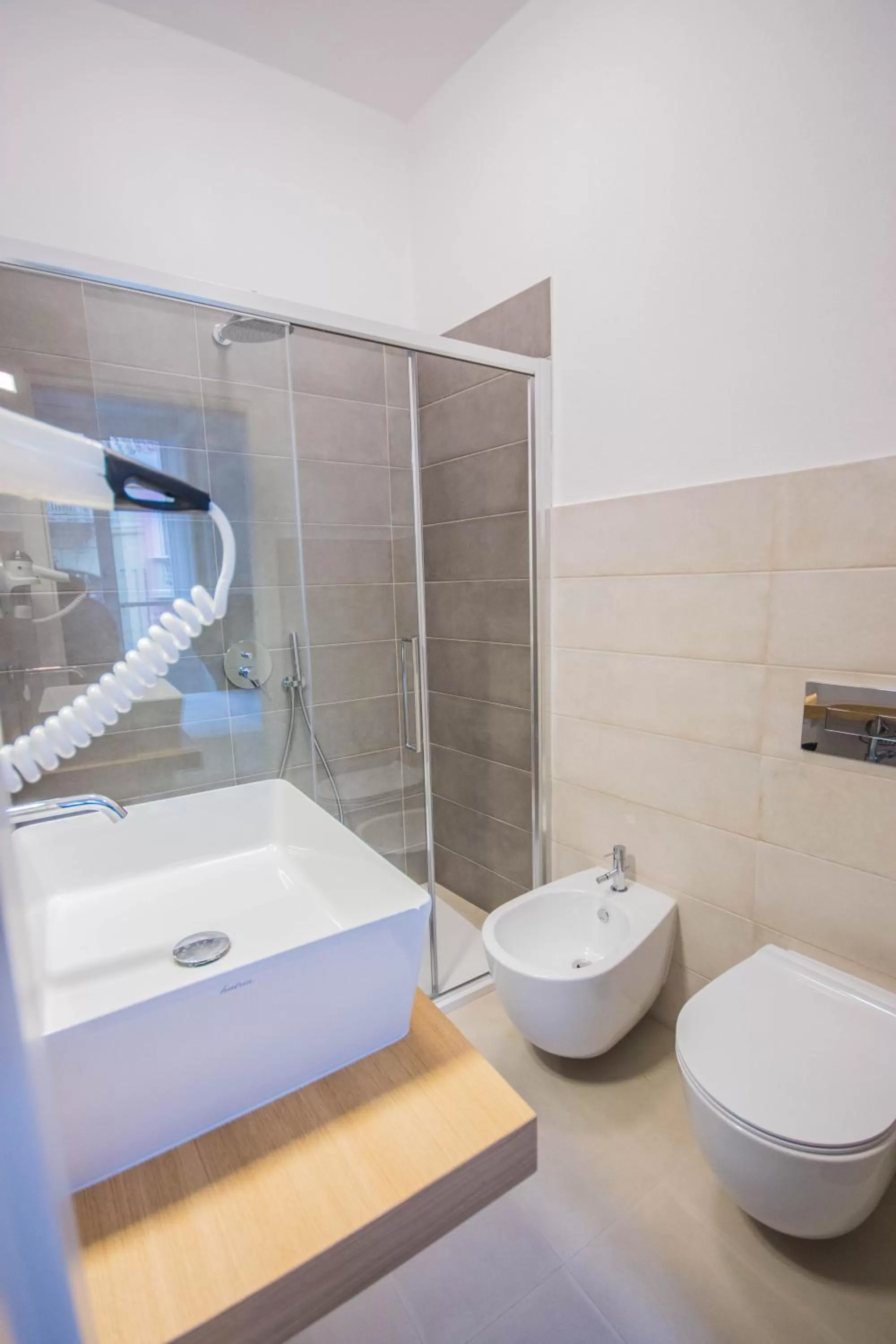 Shower, Bathroom in CrossRoad Four - locazione turistica