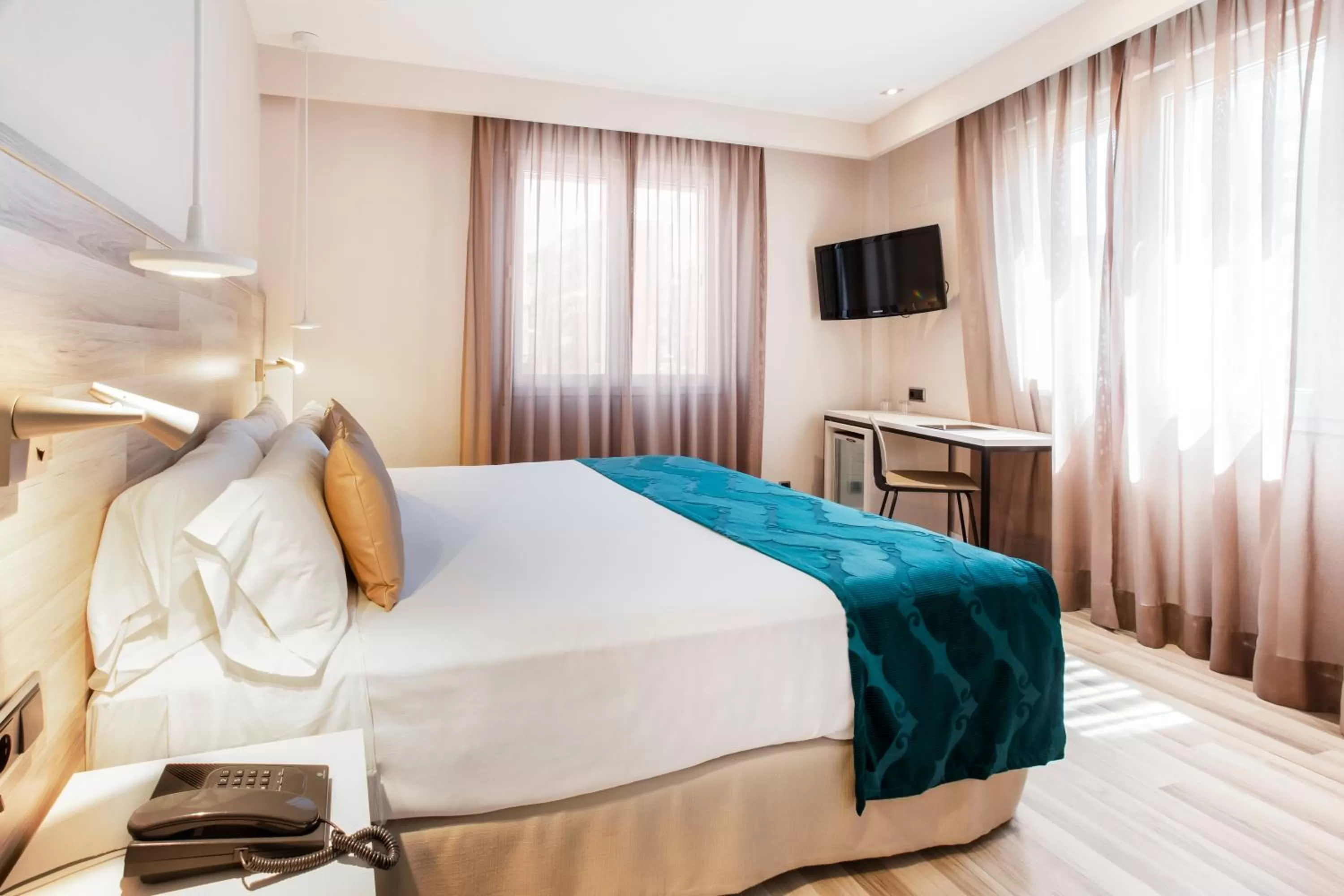 Photo of the whole room, Bed in Catalonia Santa Justa