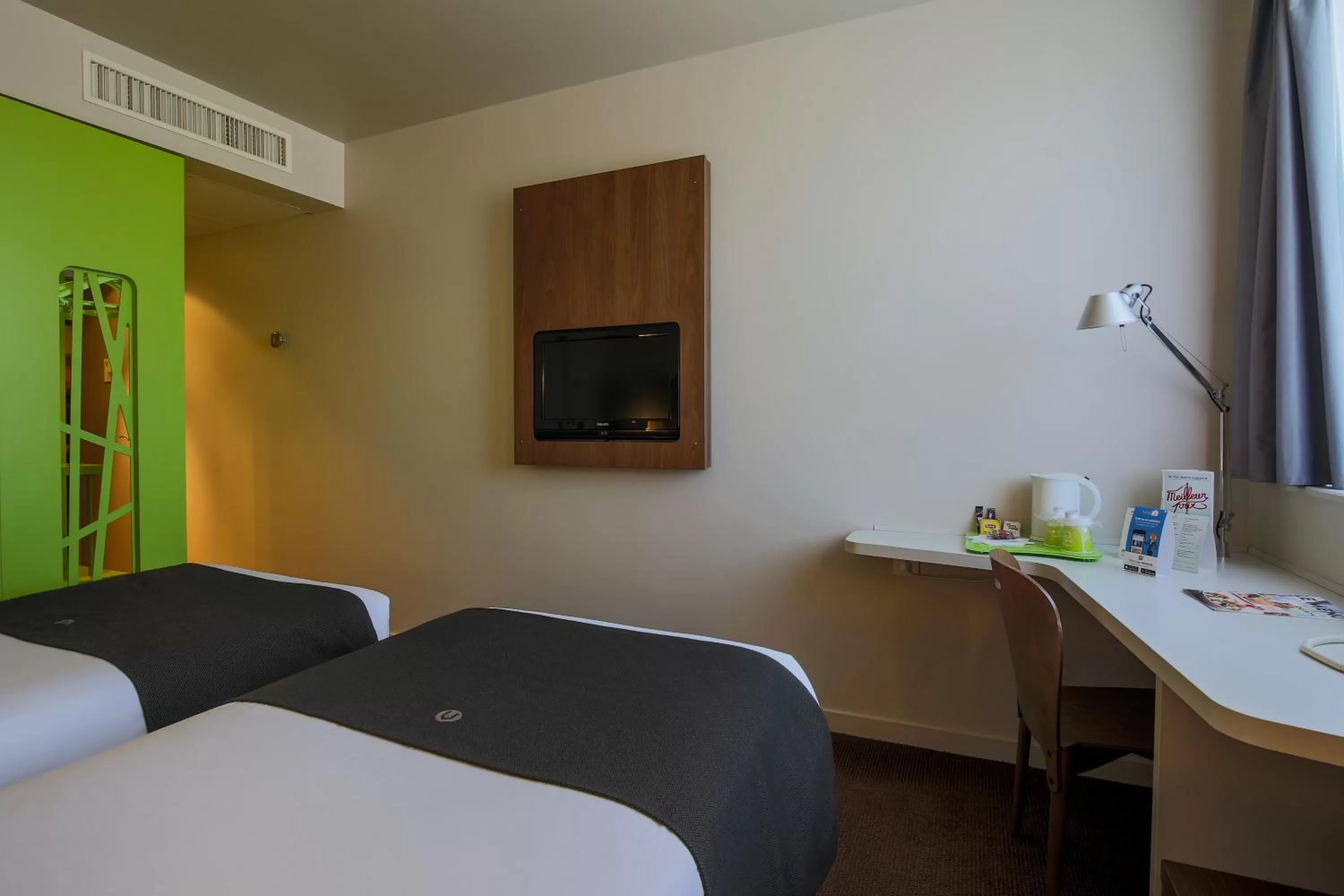 Photo of the whole room, Bed in Campanile Carcassonne Est - La Cité