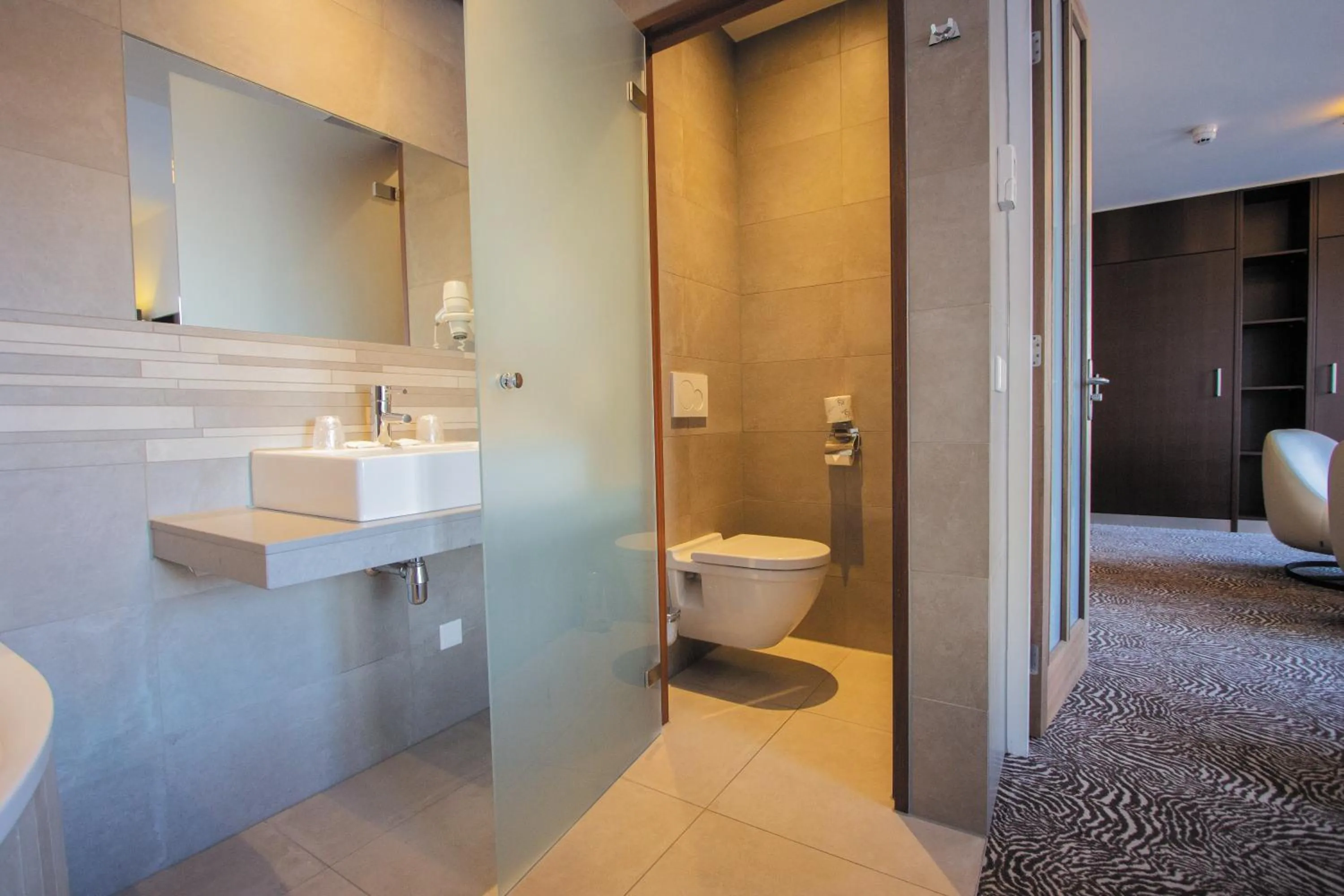 Bathroom in Golden Tulip West Ende