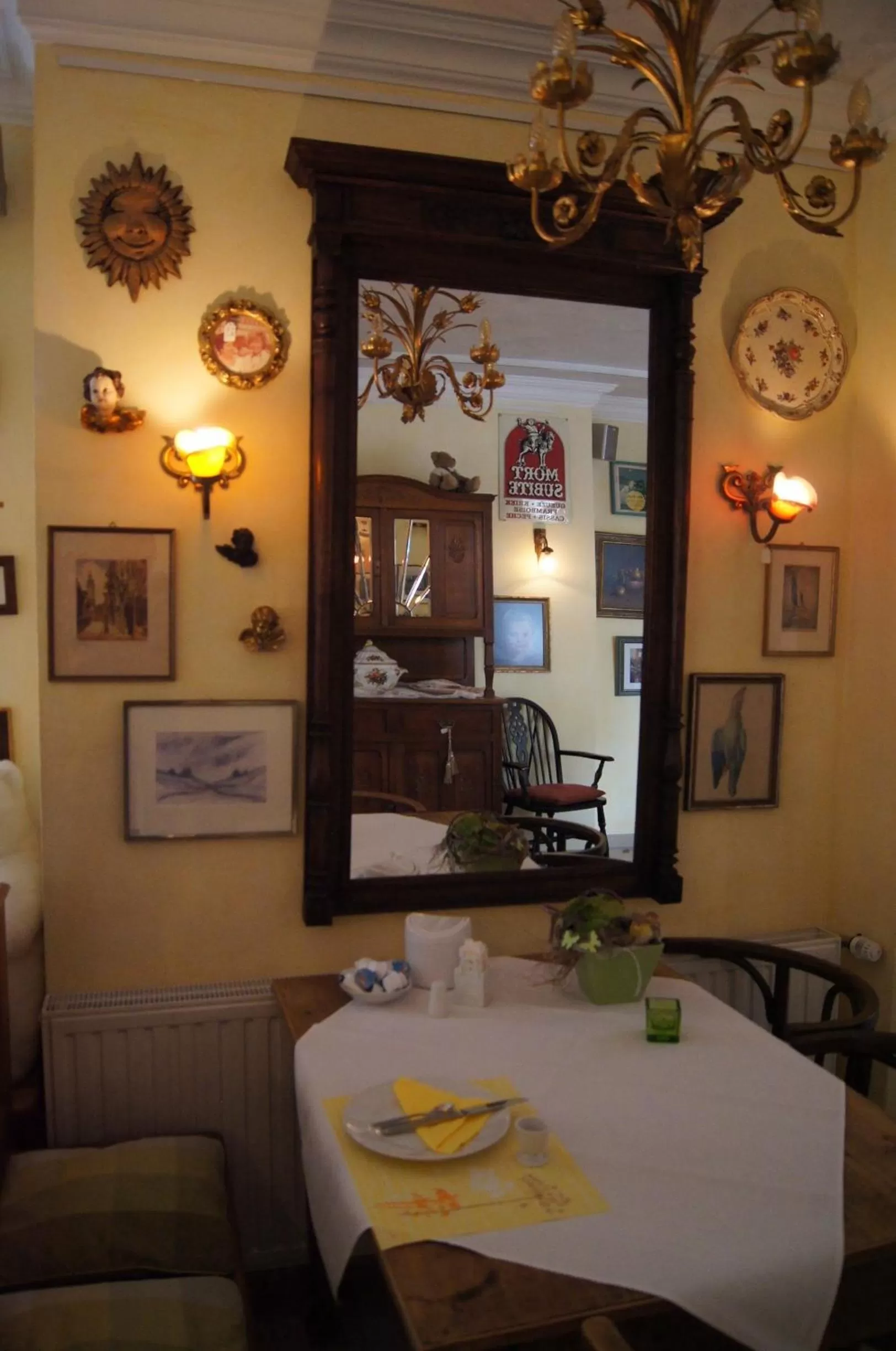 Restaurant/places to eat in Hotel Select