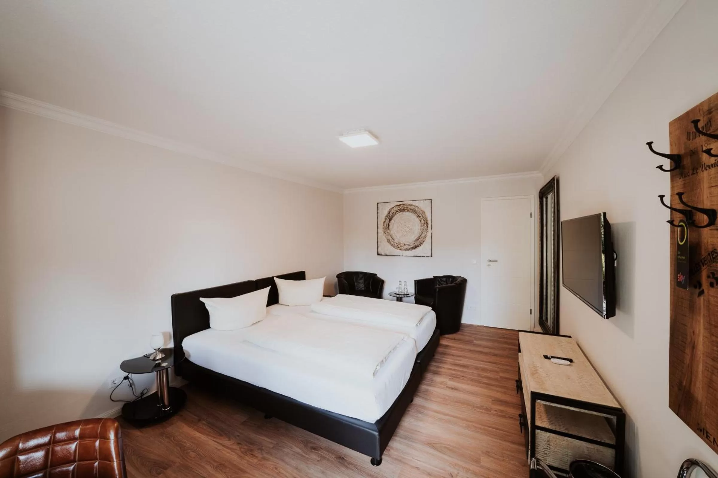 TV and multimedia, Bed in RobrookS Hotel Garni