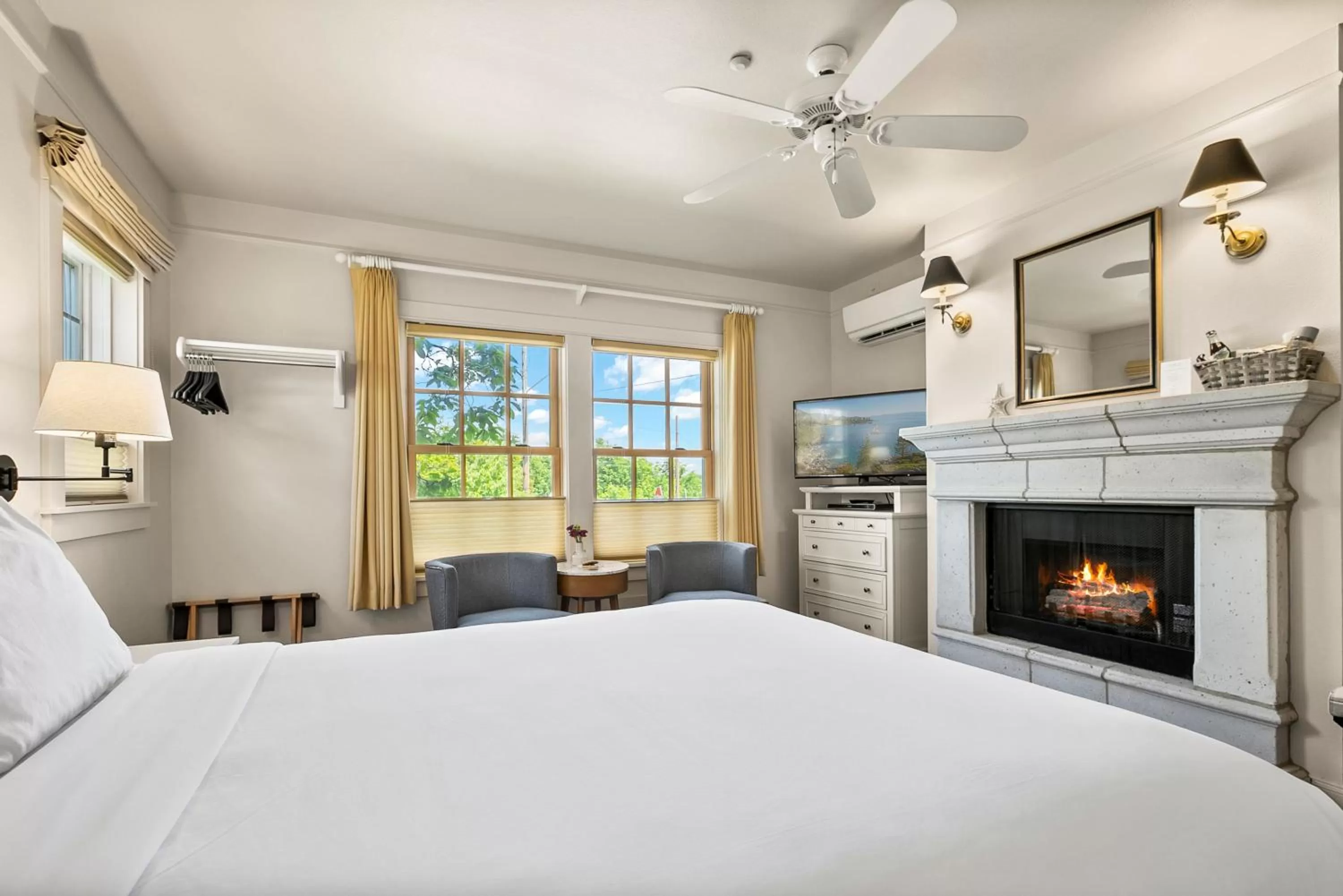 Photo of the whole room, Bed in Saratoga Inn