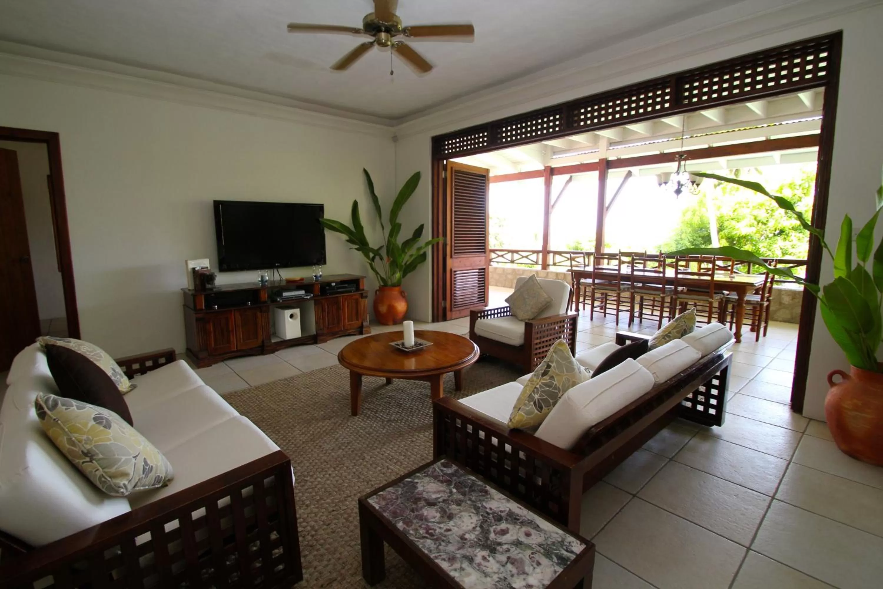 TV and multimedia in Stonefield Villa Resort