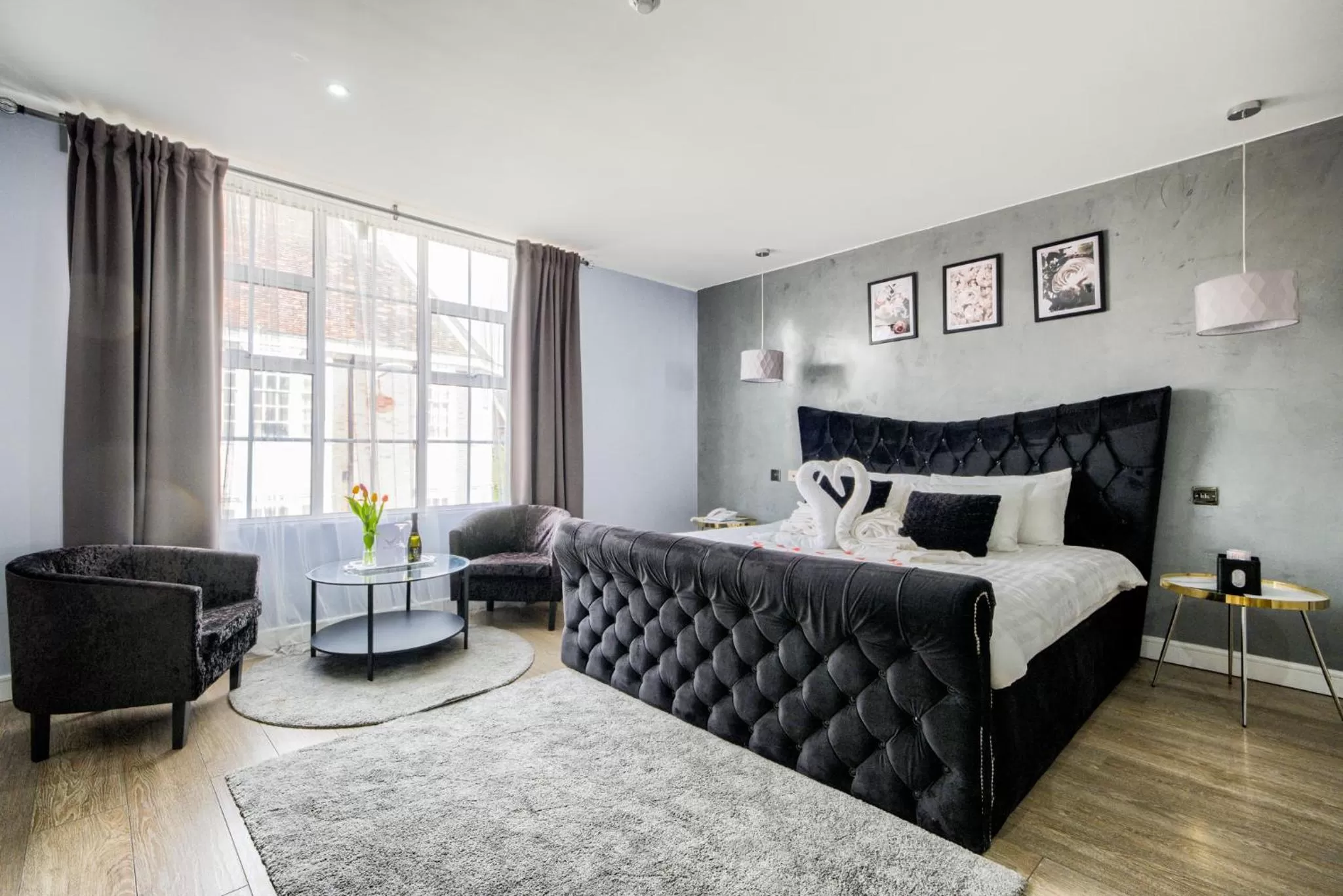 Living room, Bed in Villare Leicester City Centre hotel