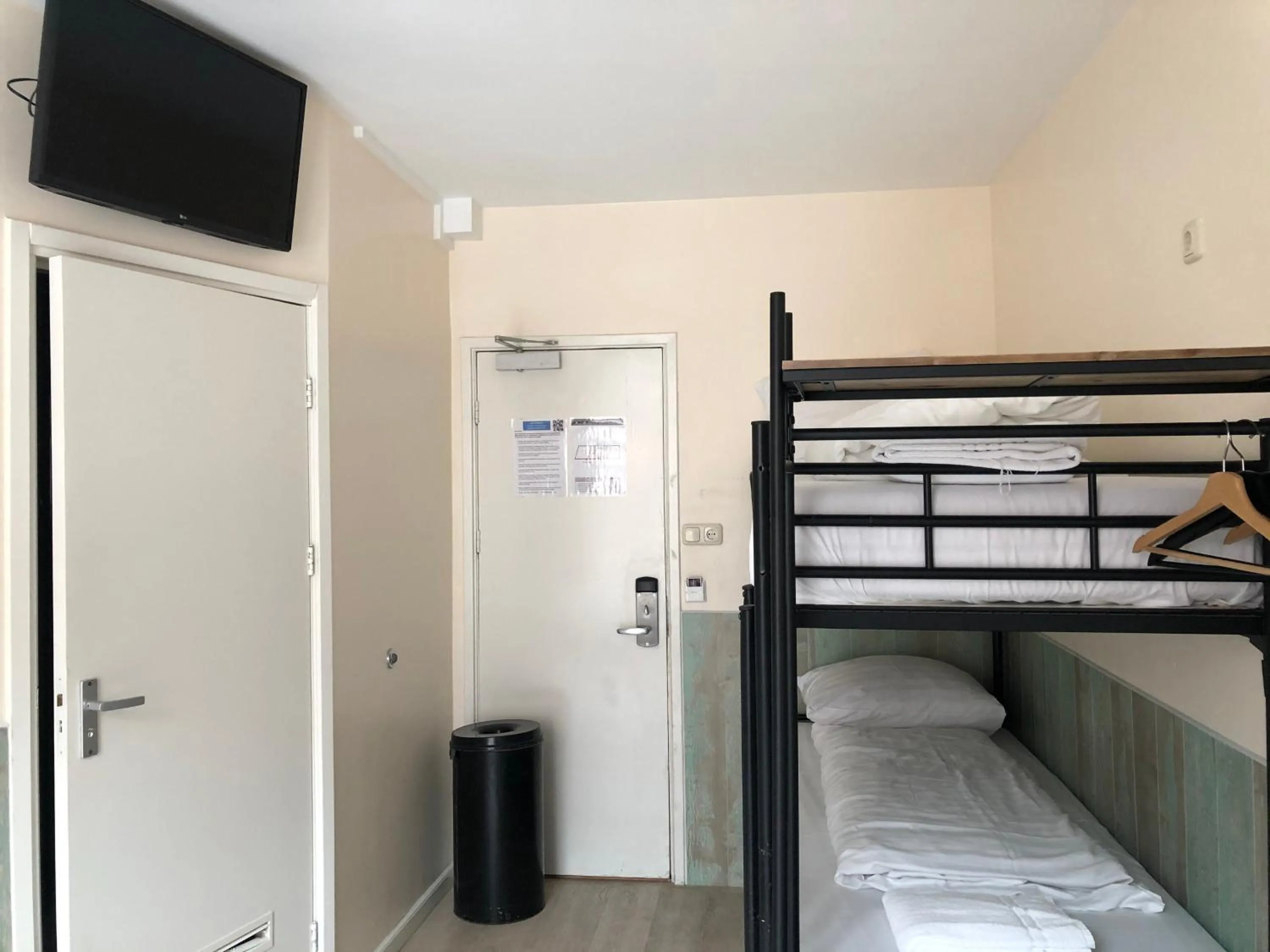 Photo of the whole room, Bed in Hotel Damrak Inn