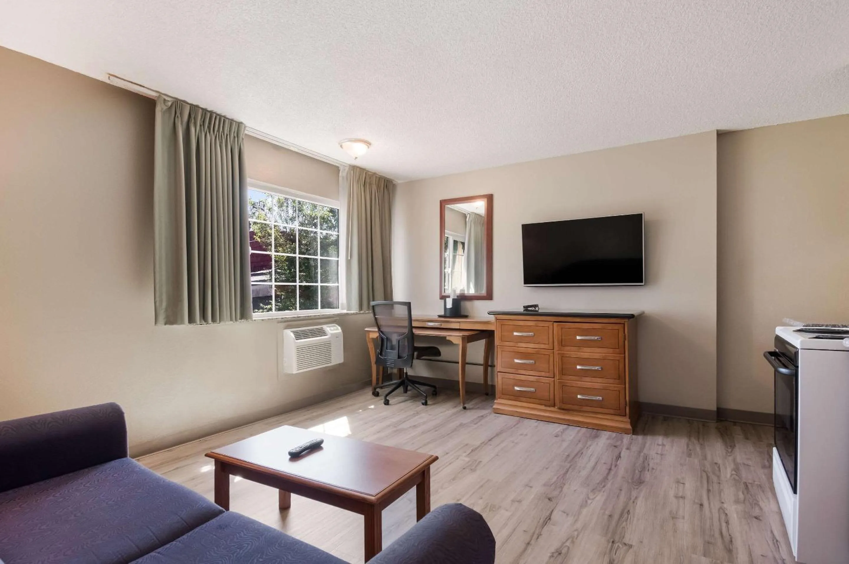 Bedroom in Rodeway Inn & Suites Portland West - Beaverton