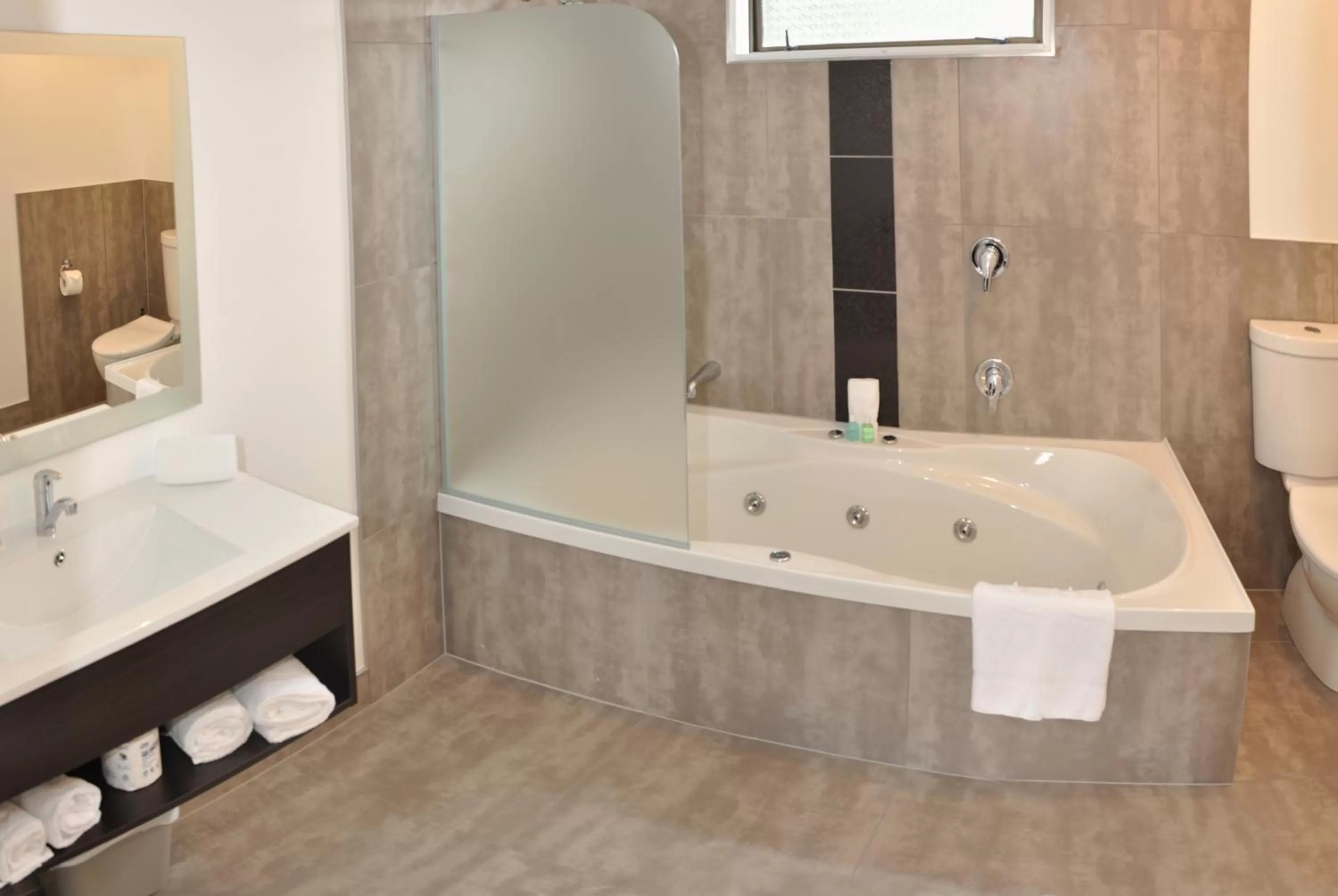 Bathroom in Rose City Motel