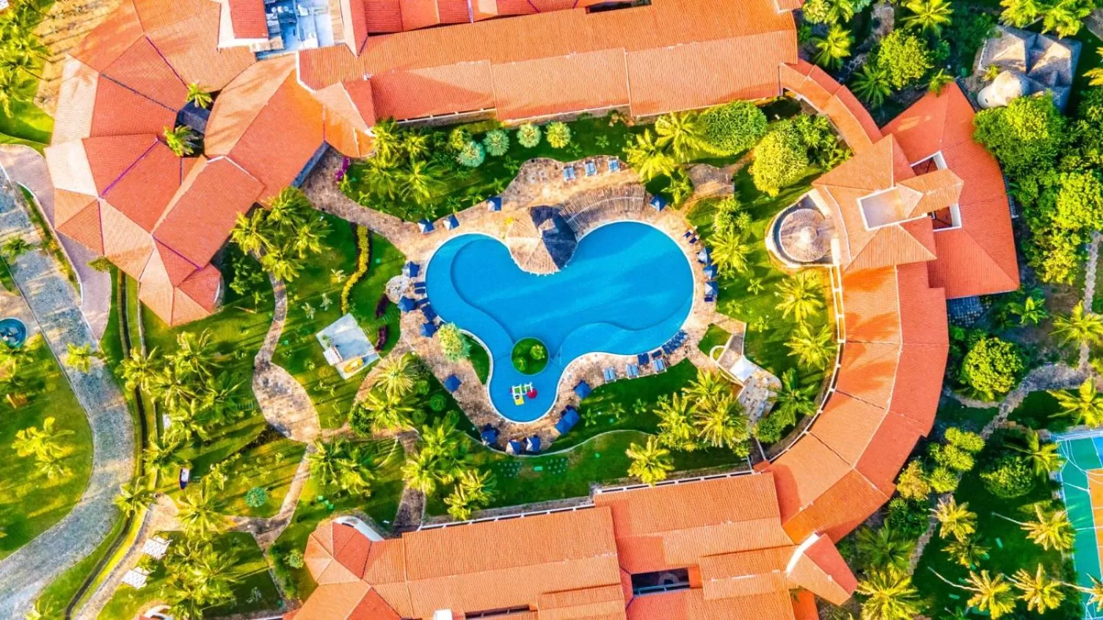 Swimming pool in Sun City Rota das Emoções