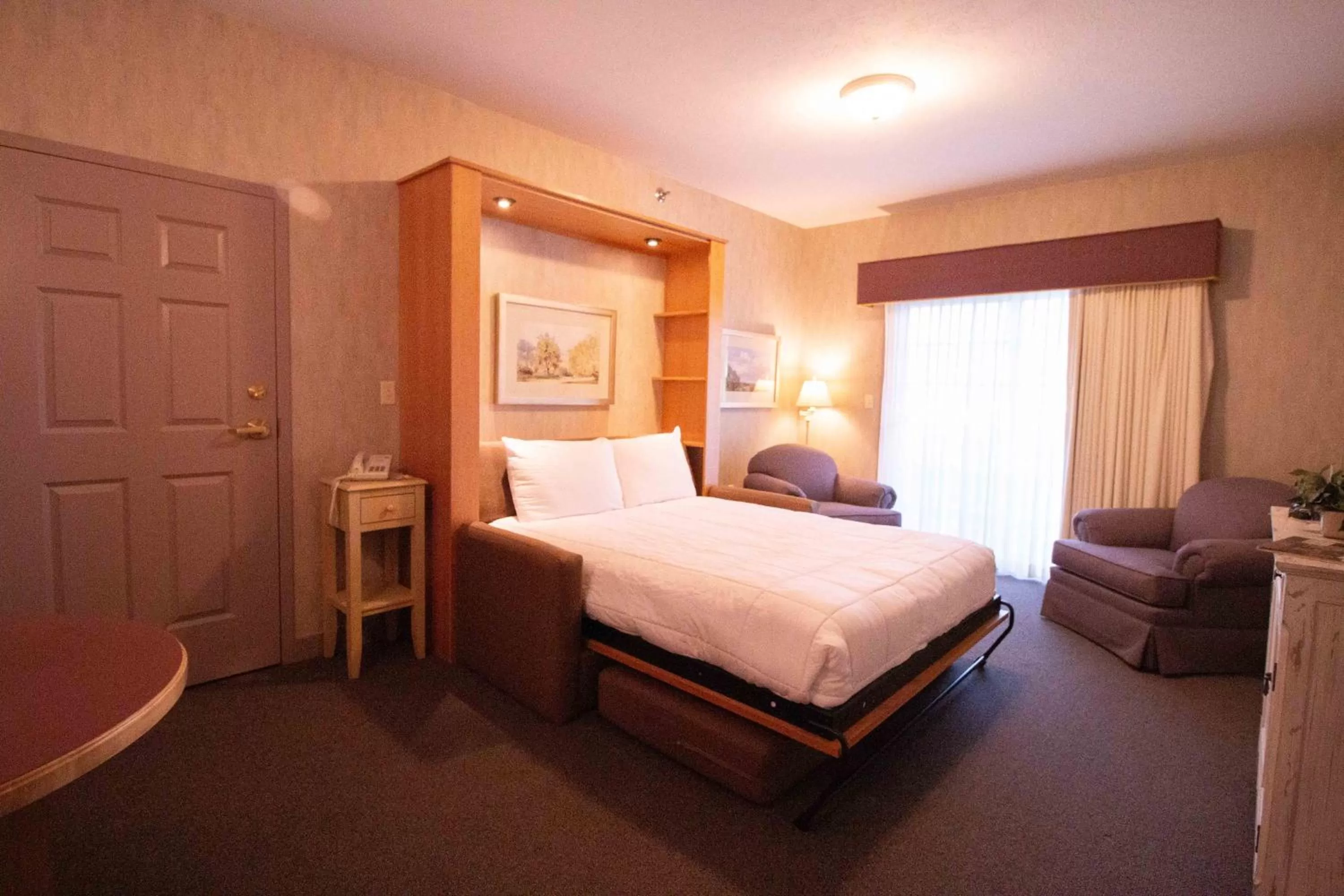 Bed in Essenhaus Inn & Conf. Center