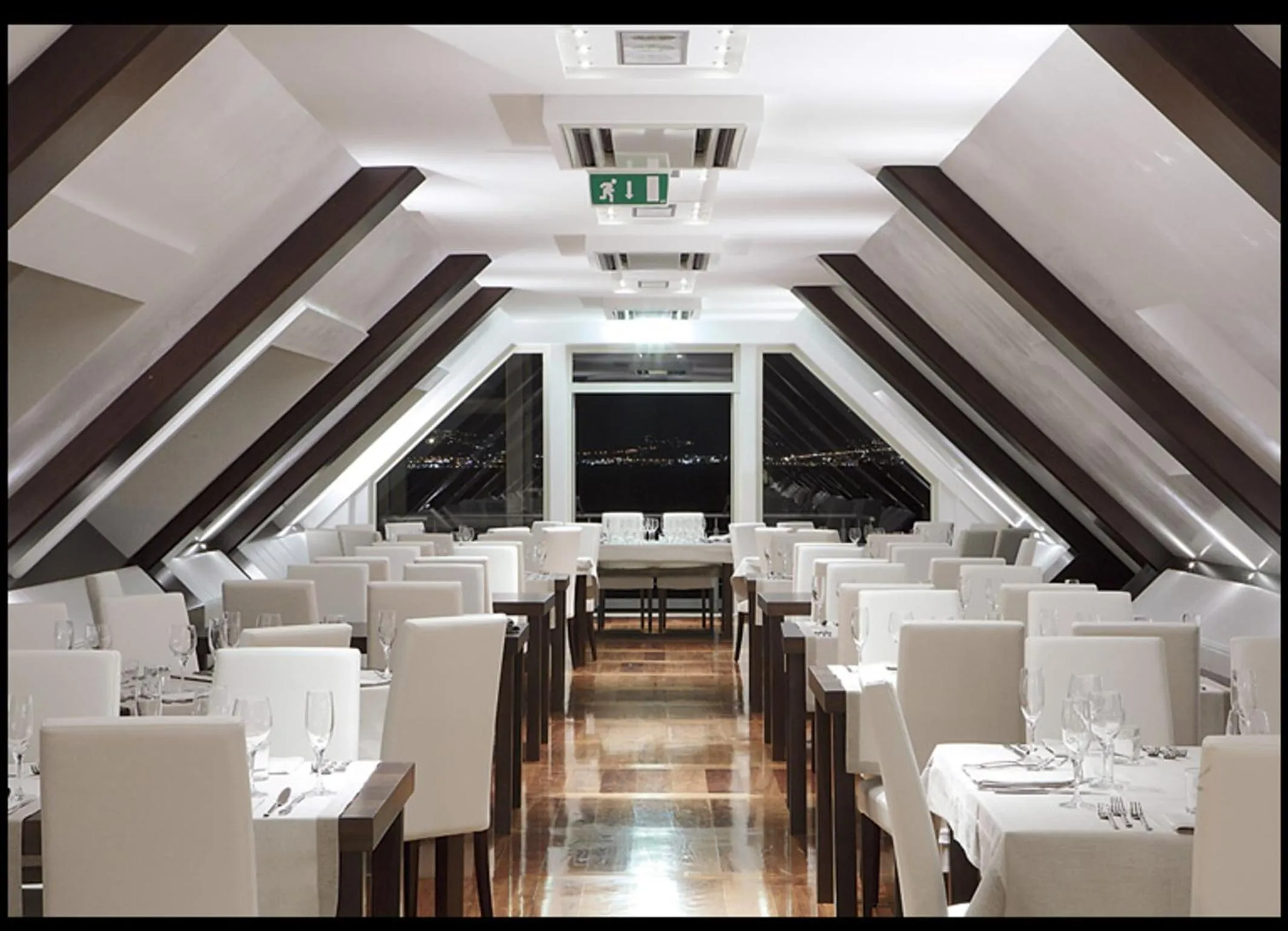 Restaurant/places to eat in E' Hotel