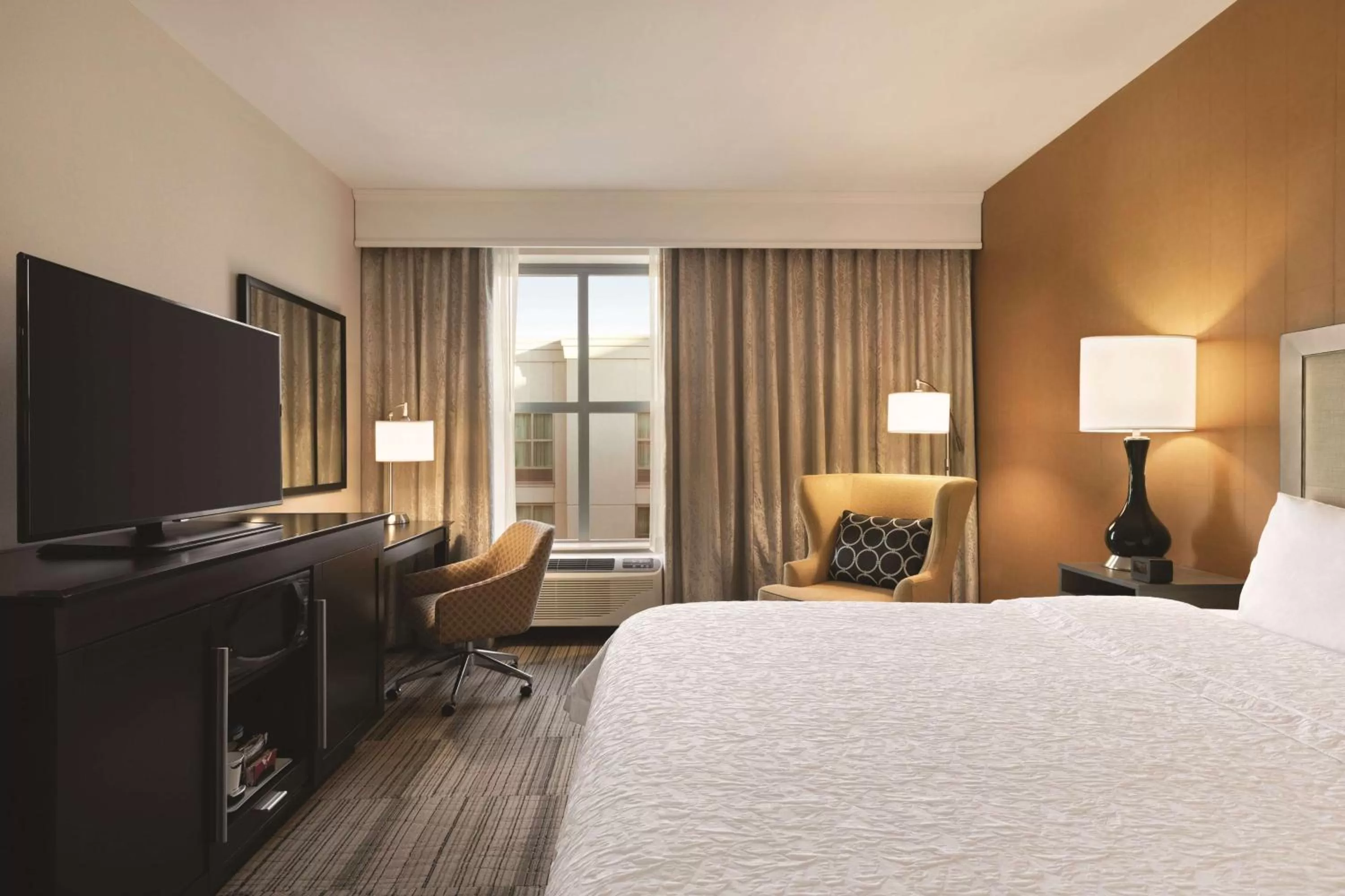 Bedroom, Bed in Hampton Inn & Suites - Roanoke-Downtown, VA