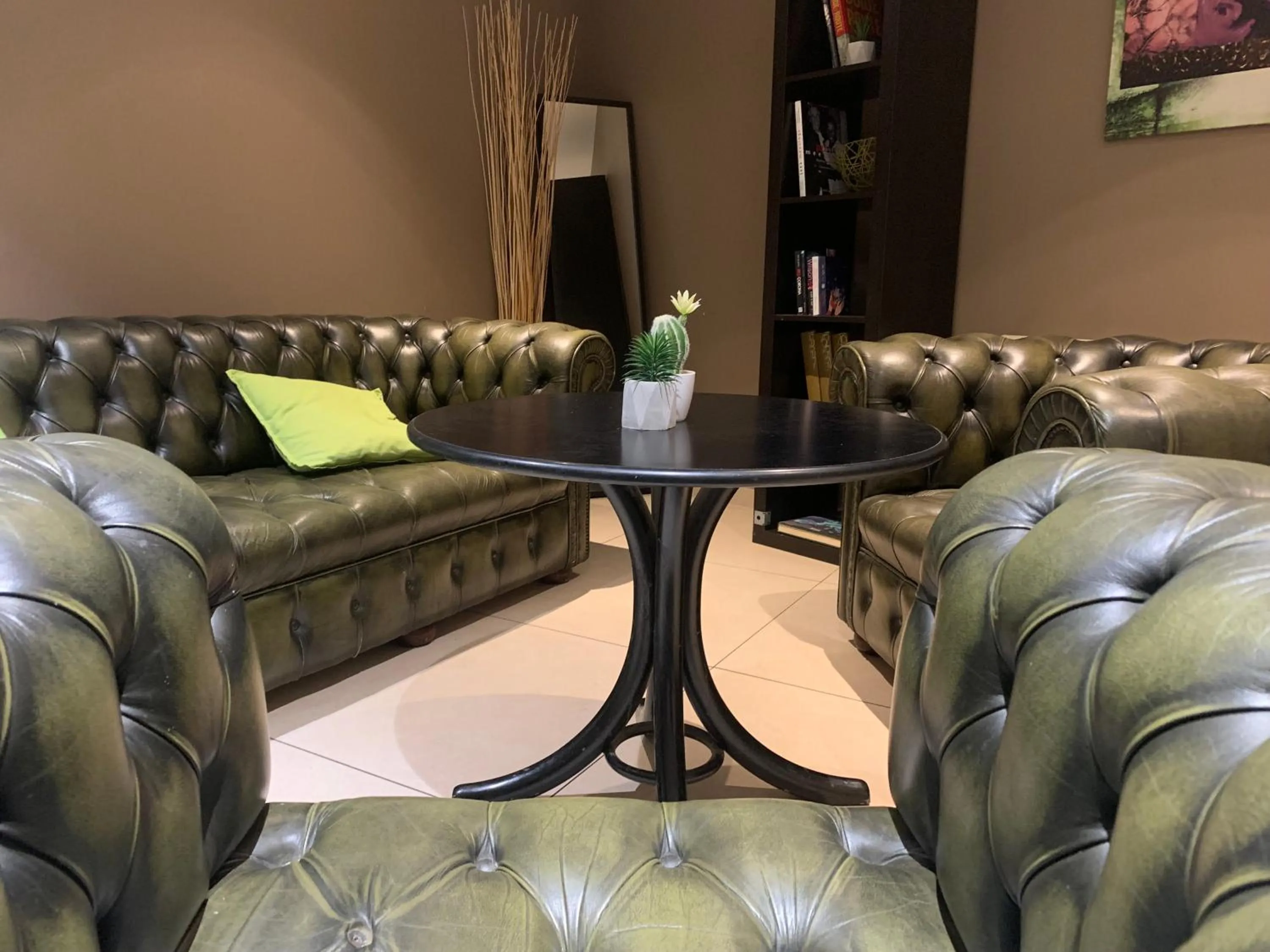 Communal lounge/ TV room in Contact Hôtel des États-Unis