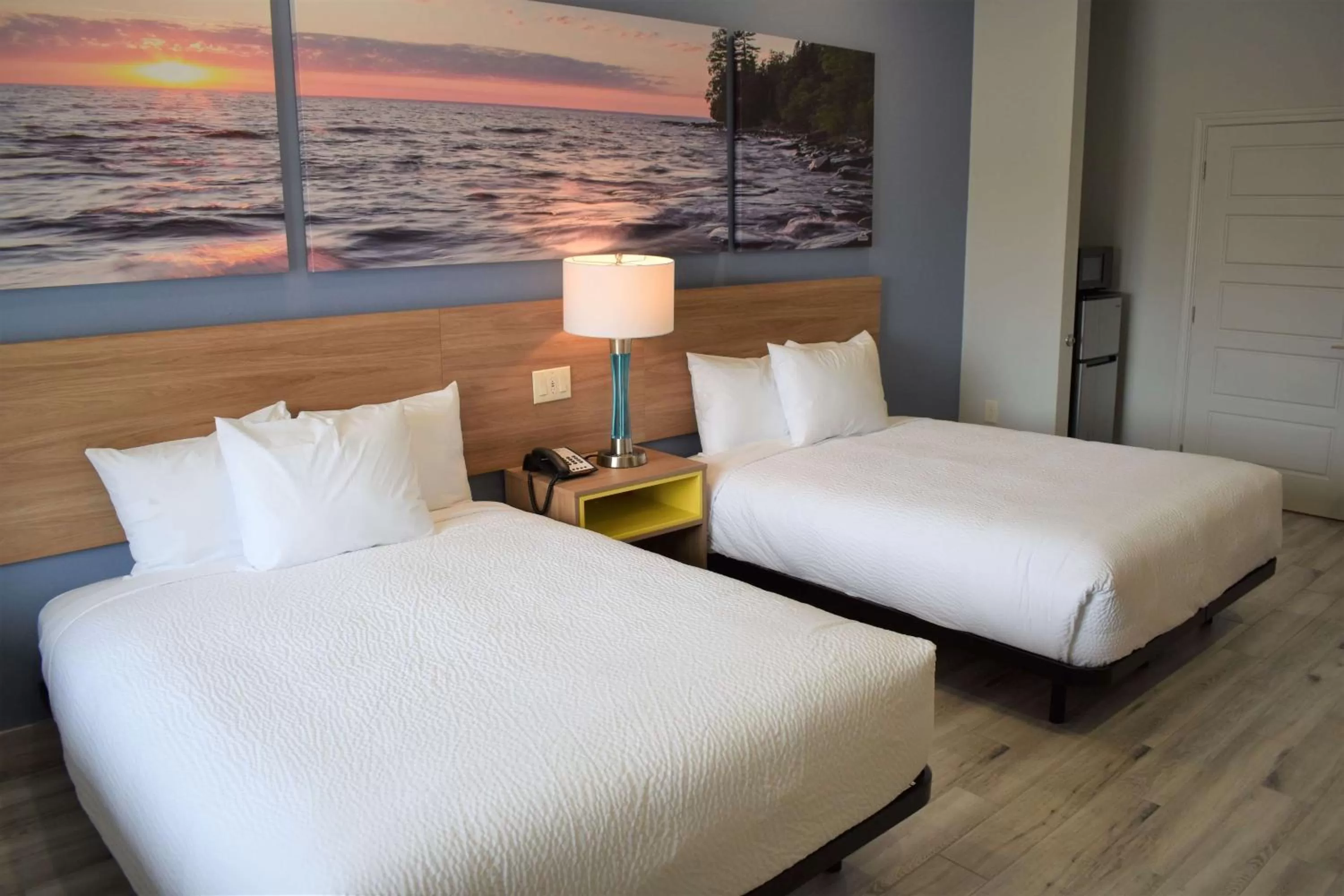 Queen Room with Two Queen Beds - Hearing Accessible with Bath Tub with Grab Bars - Non-Smoking in Days Inn & Suites by Wyndham Downtown/University of Houston