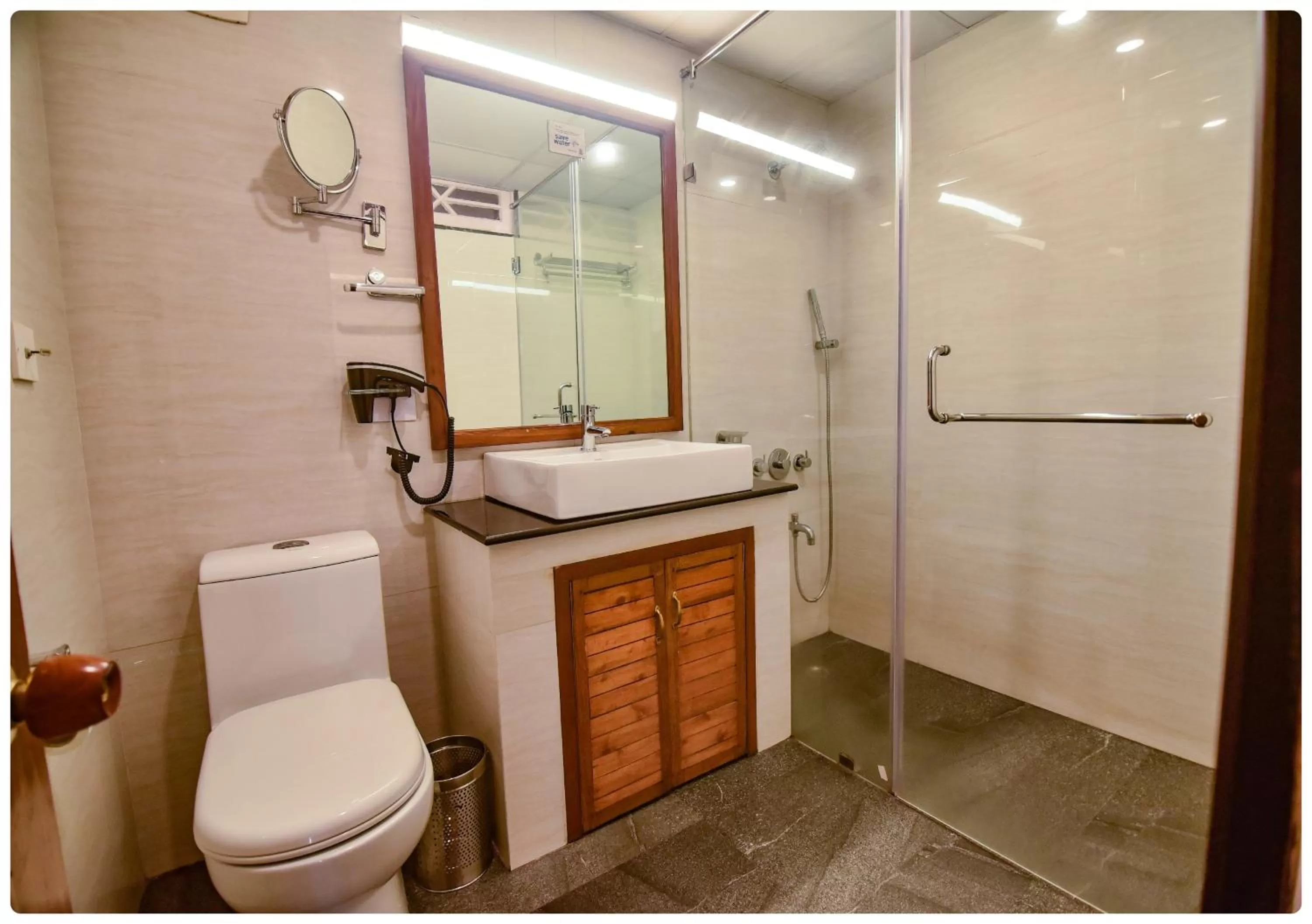 Shower, Bathroom in Cedar Inn