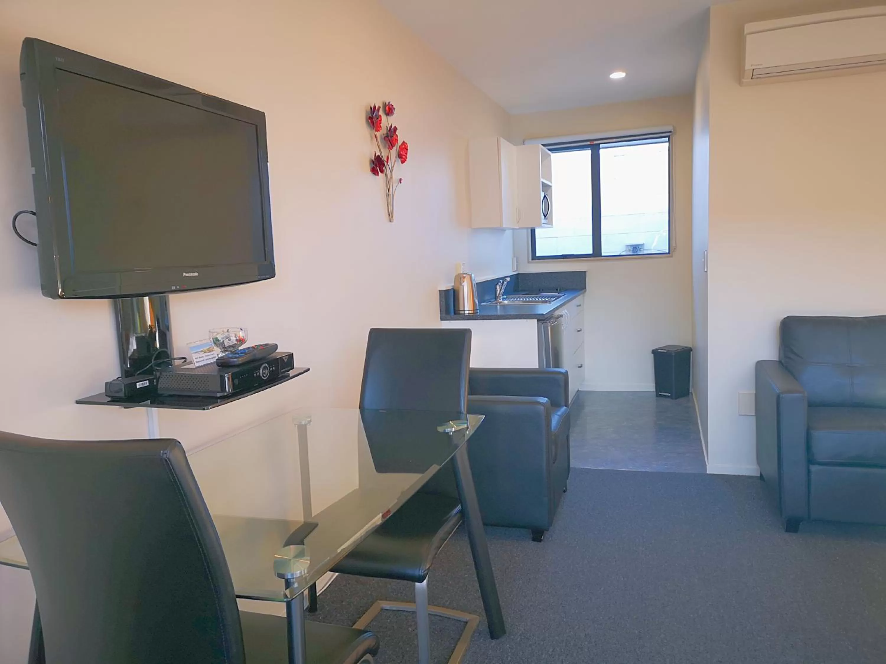 Coffee/tea facilities in Aston Court Motel