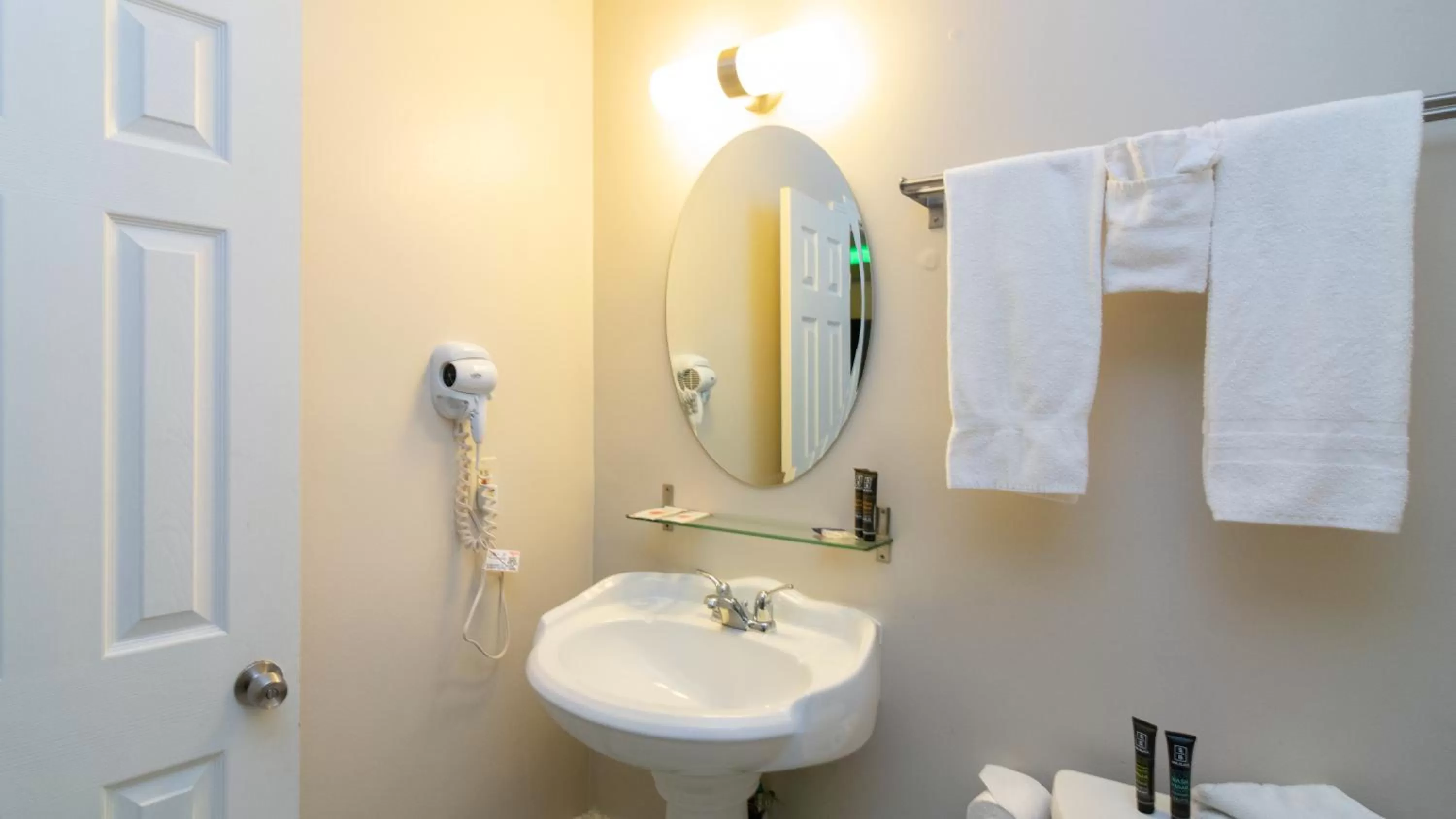 Bathroom in Americas Best Value Inn Rancho Palos Verdes