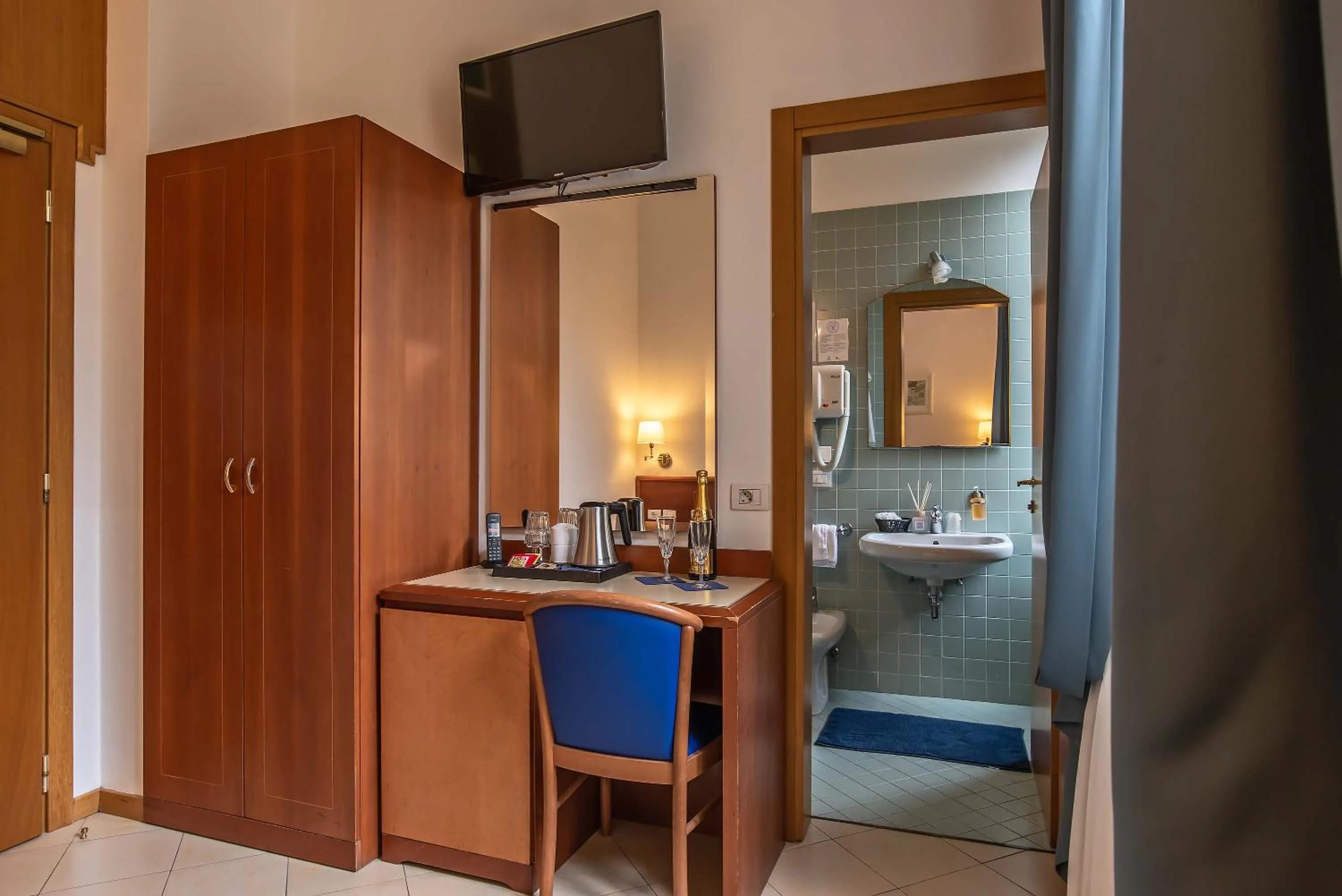 Bathroom, Bed in Hotel Bonifacio