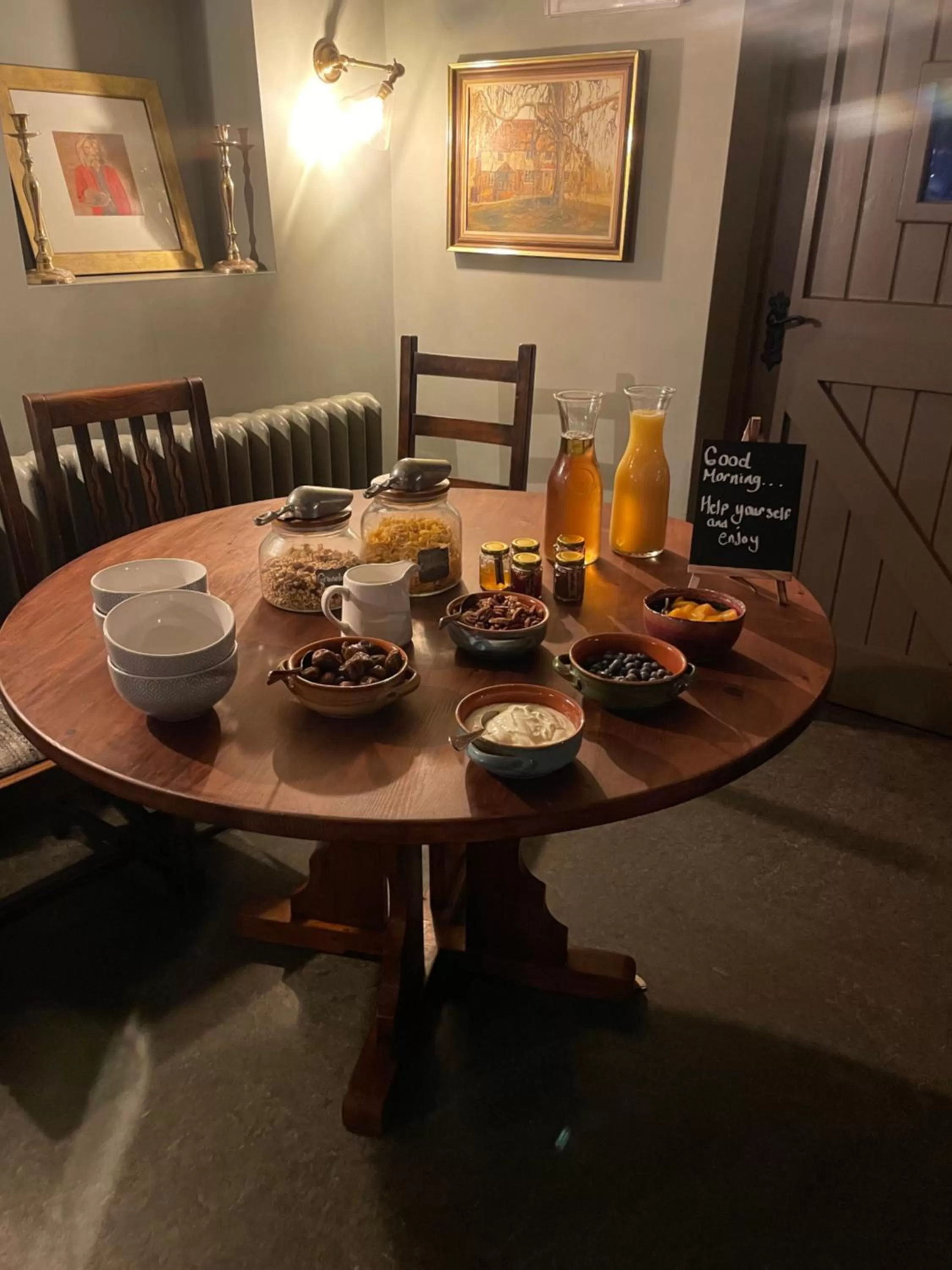 Breakfast in The Red Lion Charing Heath