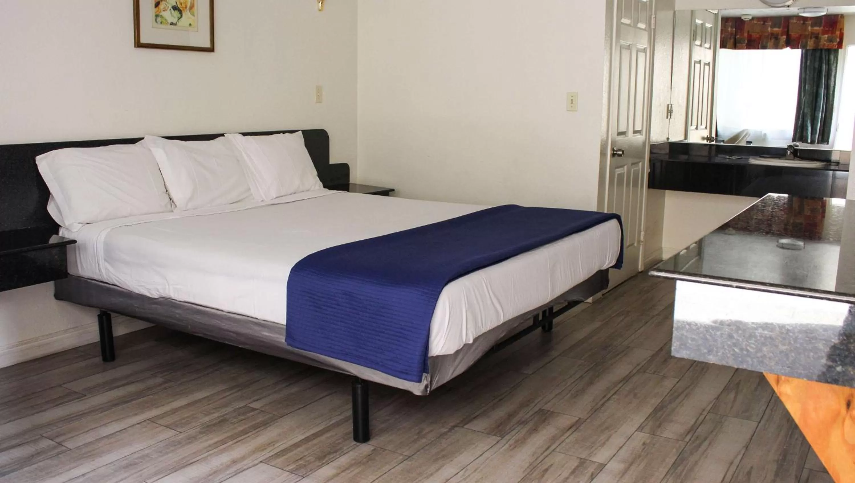 Photo of the whole room, Bed in Motel 6 Glendale CA Pasadena Burbank Los Angeles