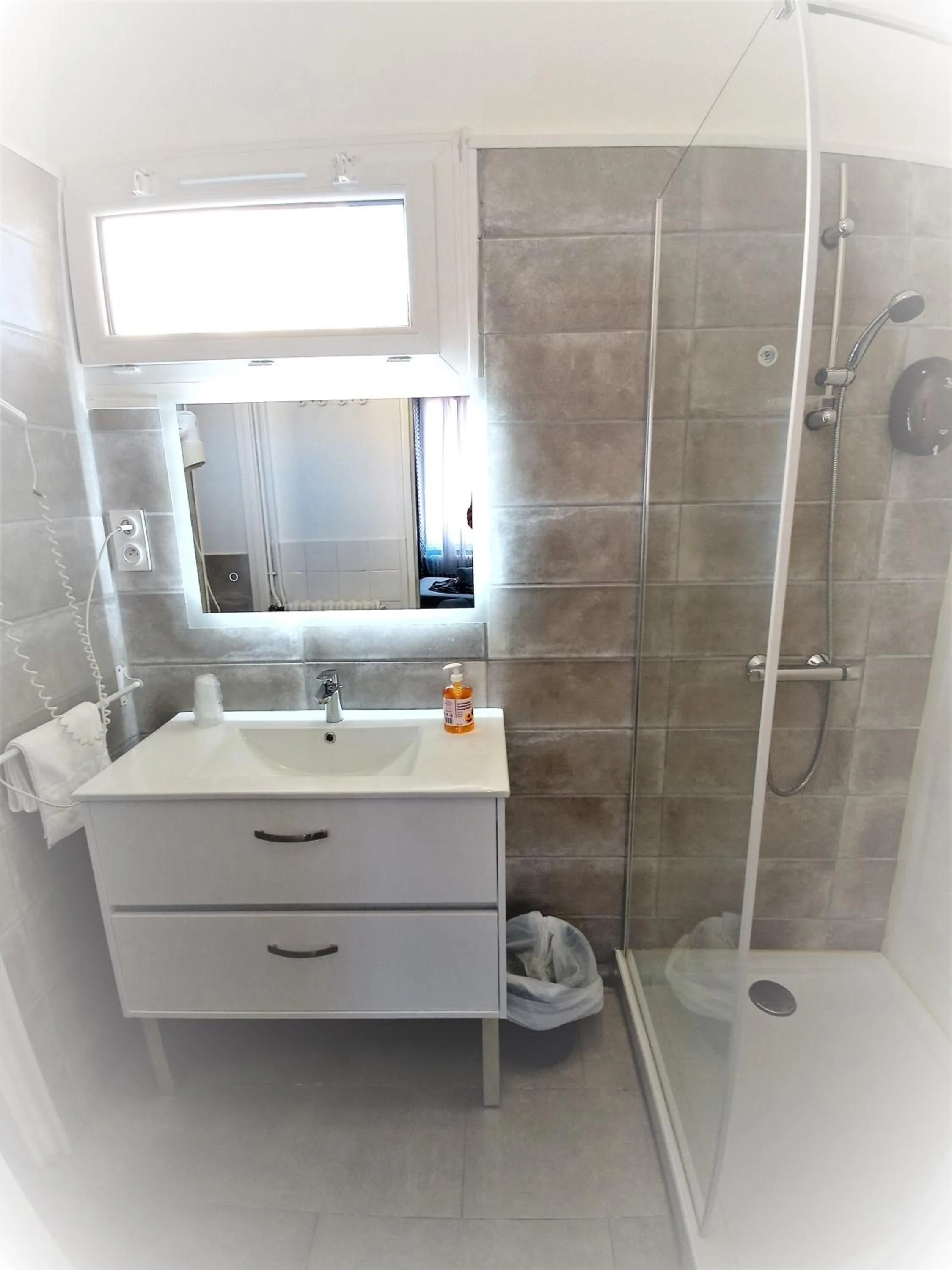 Shower in Hotel Astoria