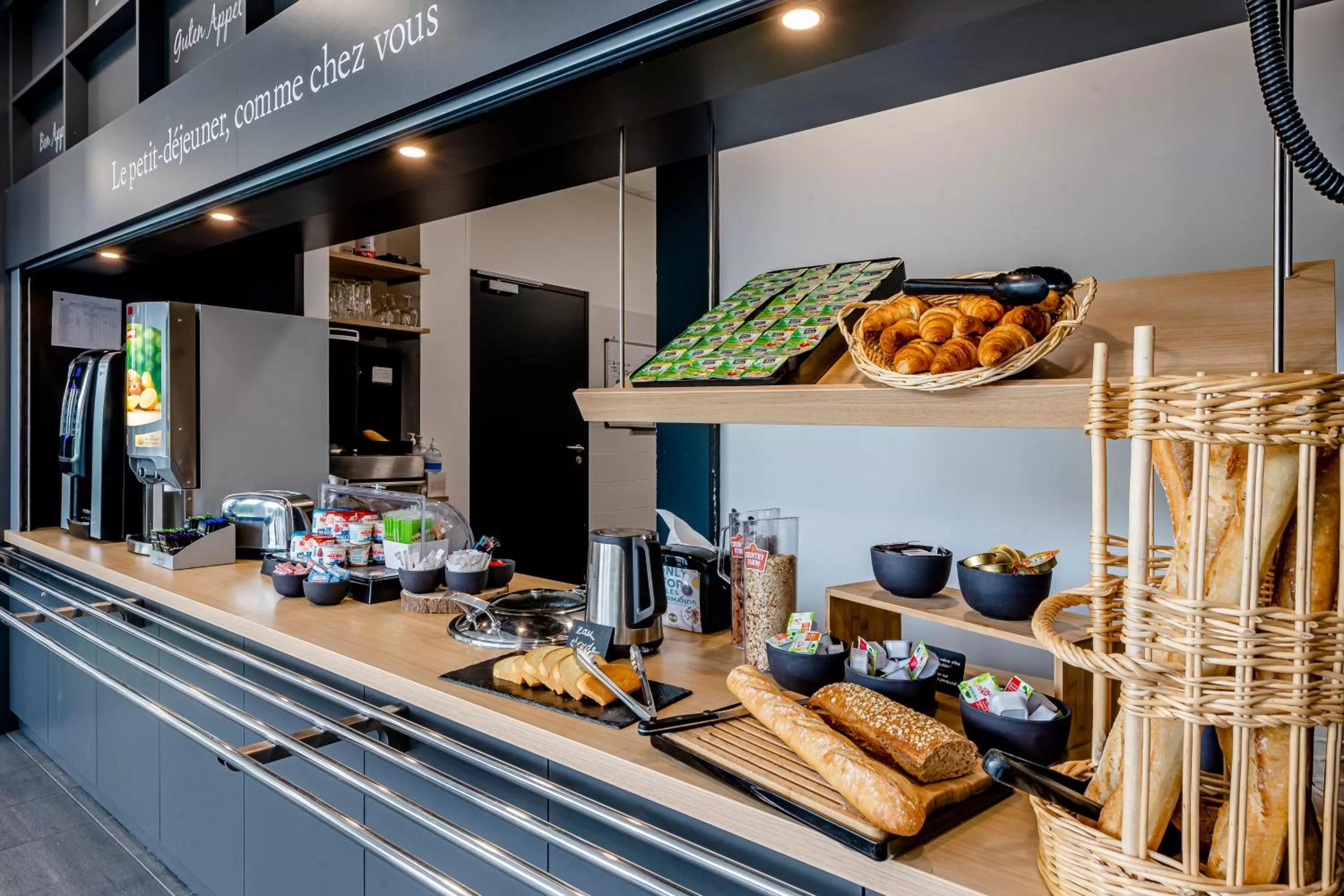 Buffet breakfast in B&B HOTEL Bordeaux Est