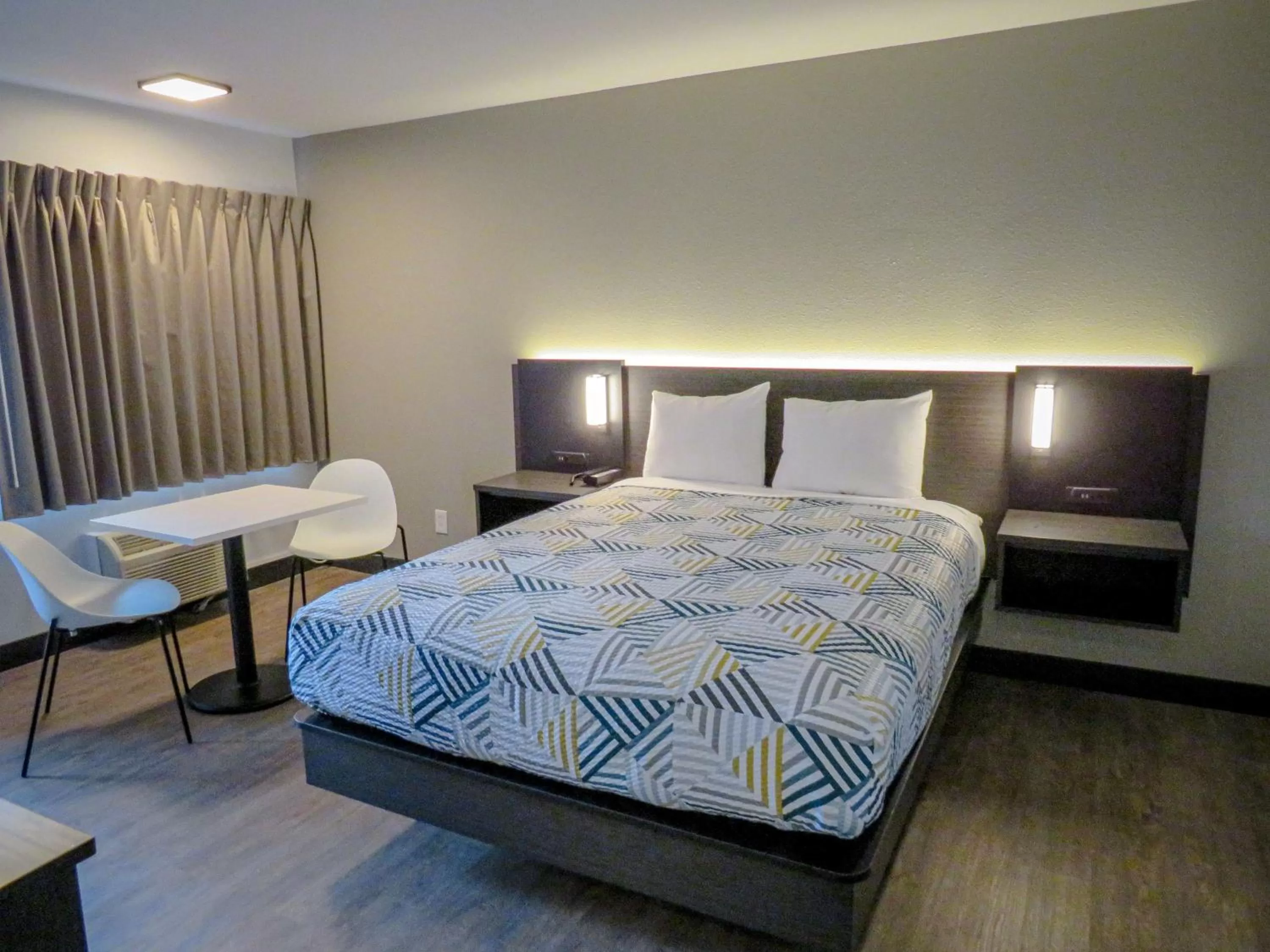 Photo of the whole room, Bed in Motel 6 Tigard, Or - Portland Southwest