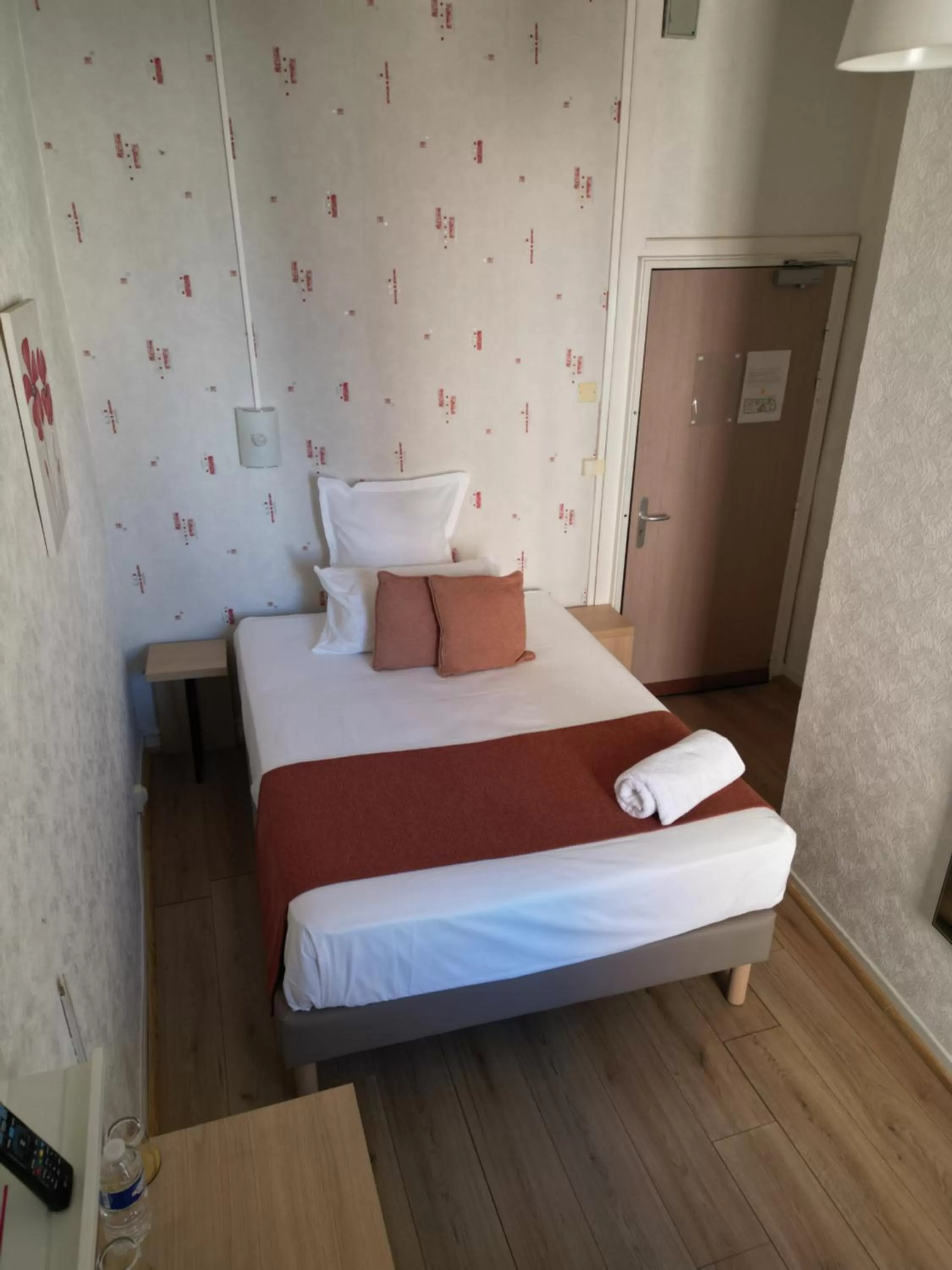 Photo of the whole room, Bed in Contact Hôtel les Platanes Villeneuve sur Lot Centre