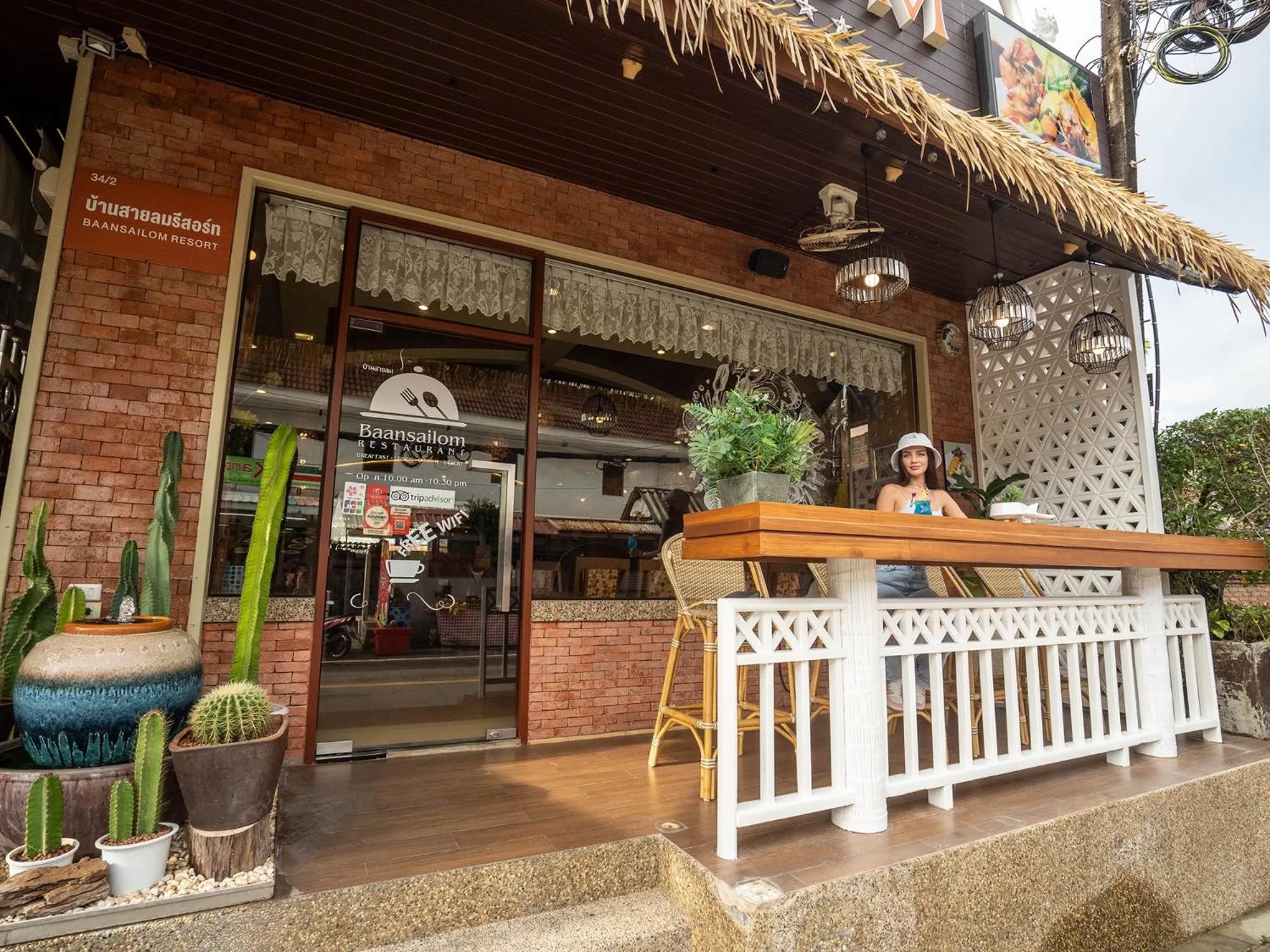 Lounge or bar in Baan Sailom Hotel Phuket - Sha Extra Plus