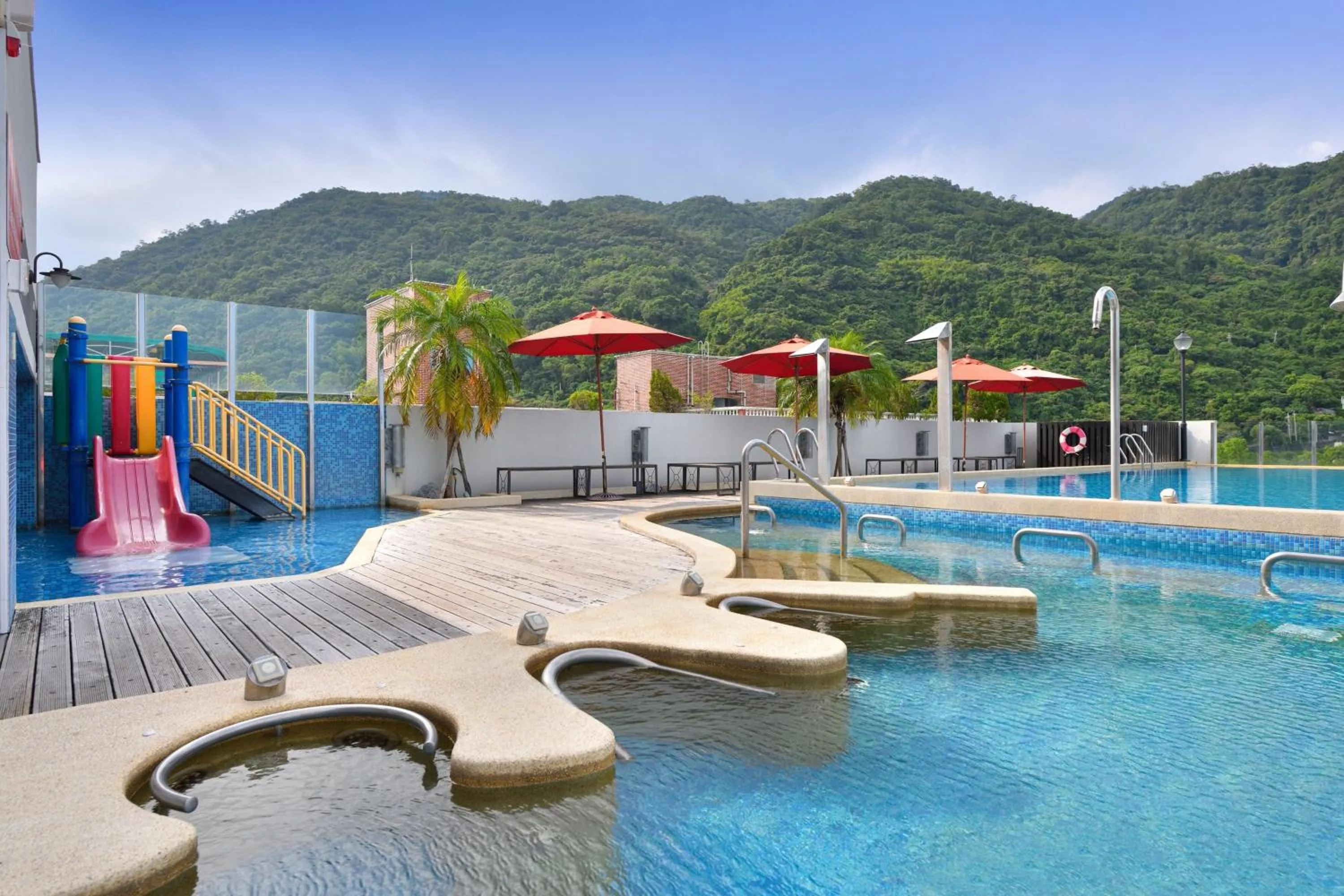 Swimming pool in Four Points by Sheraton Yilan Jiaoxi