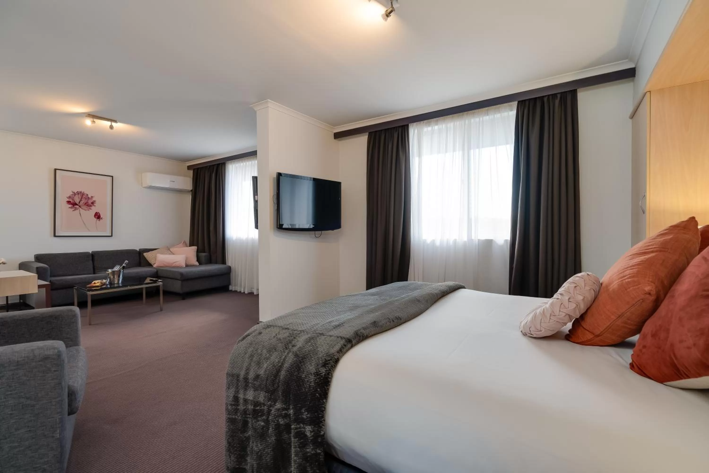 Photo of the whole room, Bed in Mercure Albury