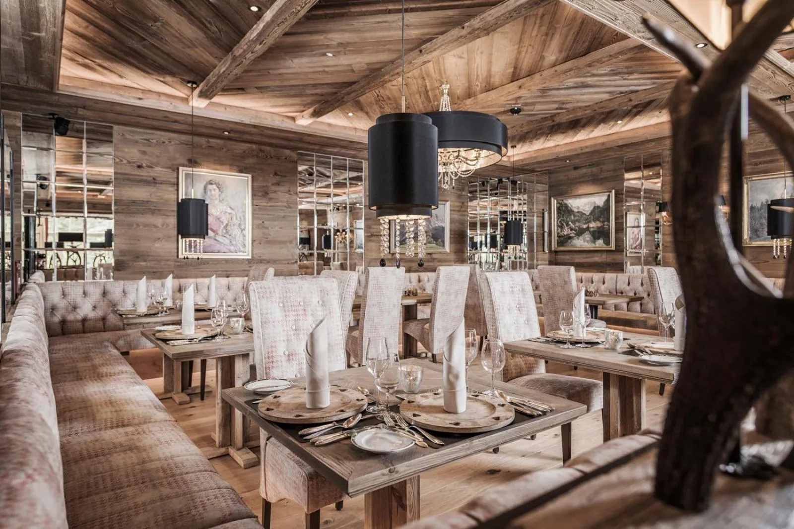 Restaurant/Places to Eat in Astoria Resort