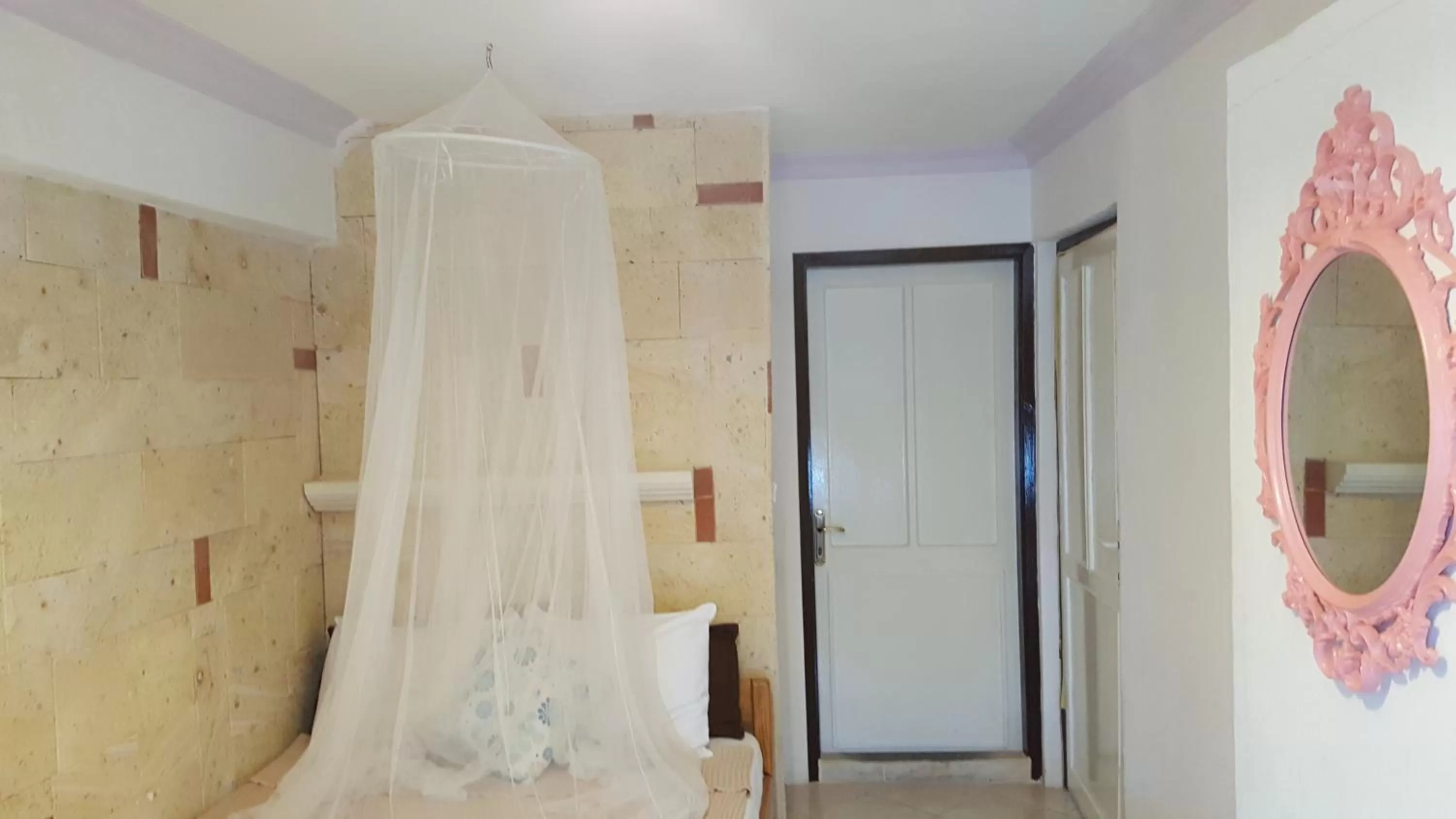 Photo of the whole room in Foça Ensar Hotel