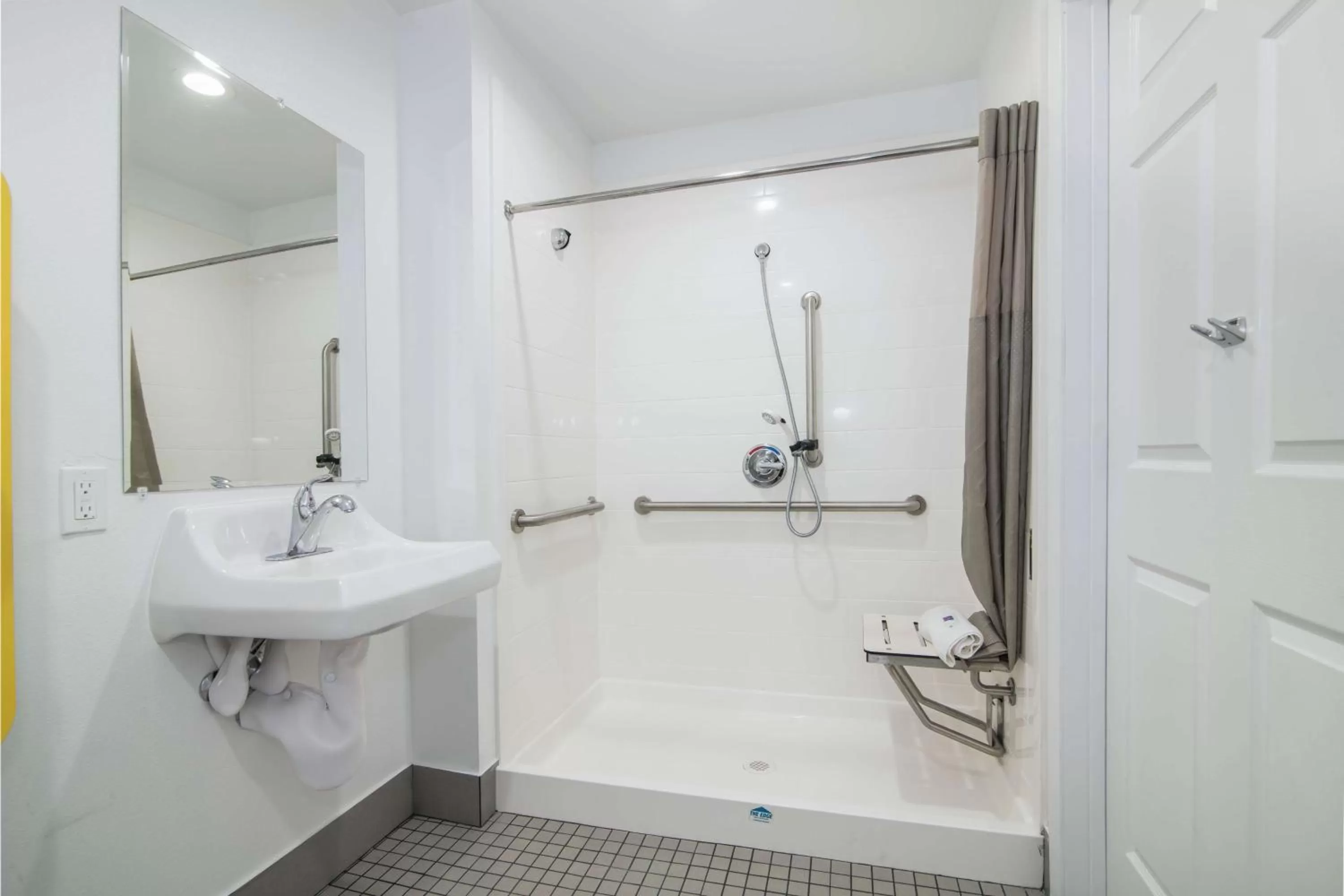 Bathroom in Motel 6 - Moreno Valley - Riverside March Air Base