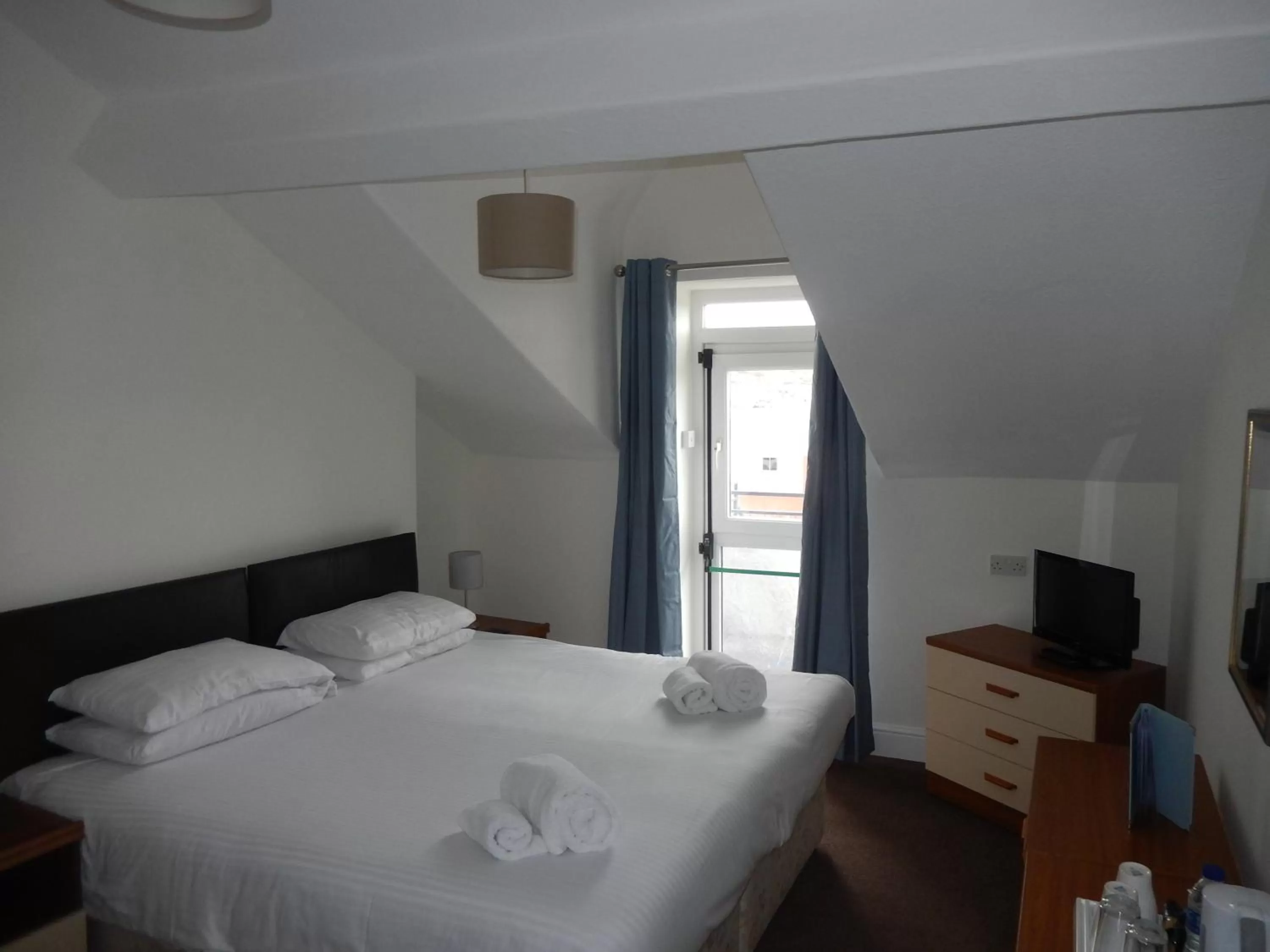 Photo of the whole room, Bed in The Oasis Hotel