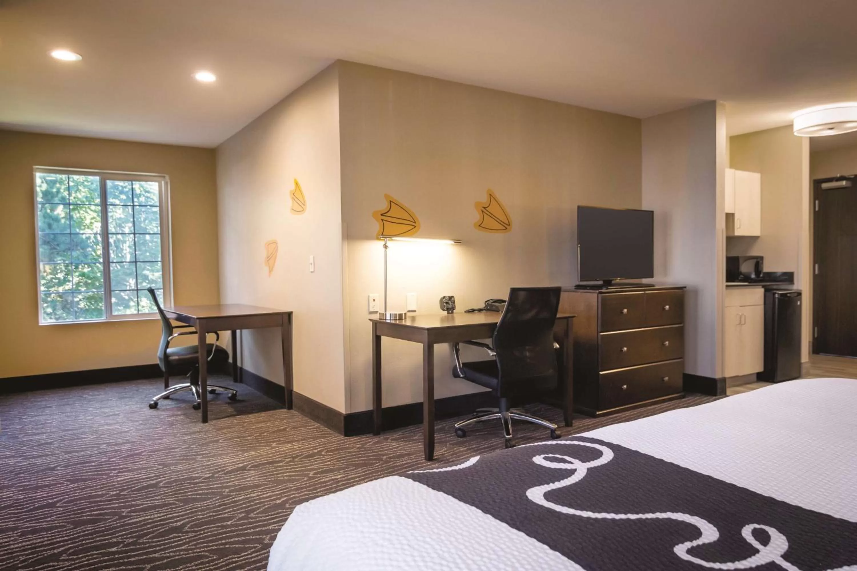 Photo of the whole room, Bed in La Quinta by Wyndham Eugene