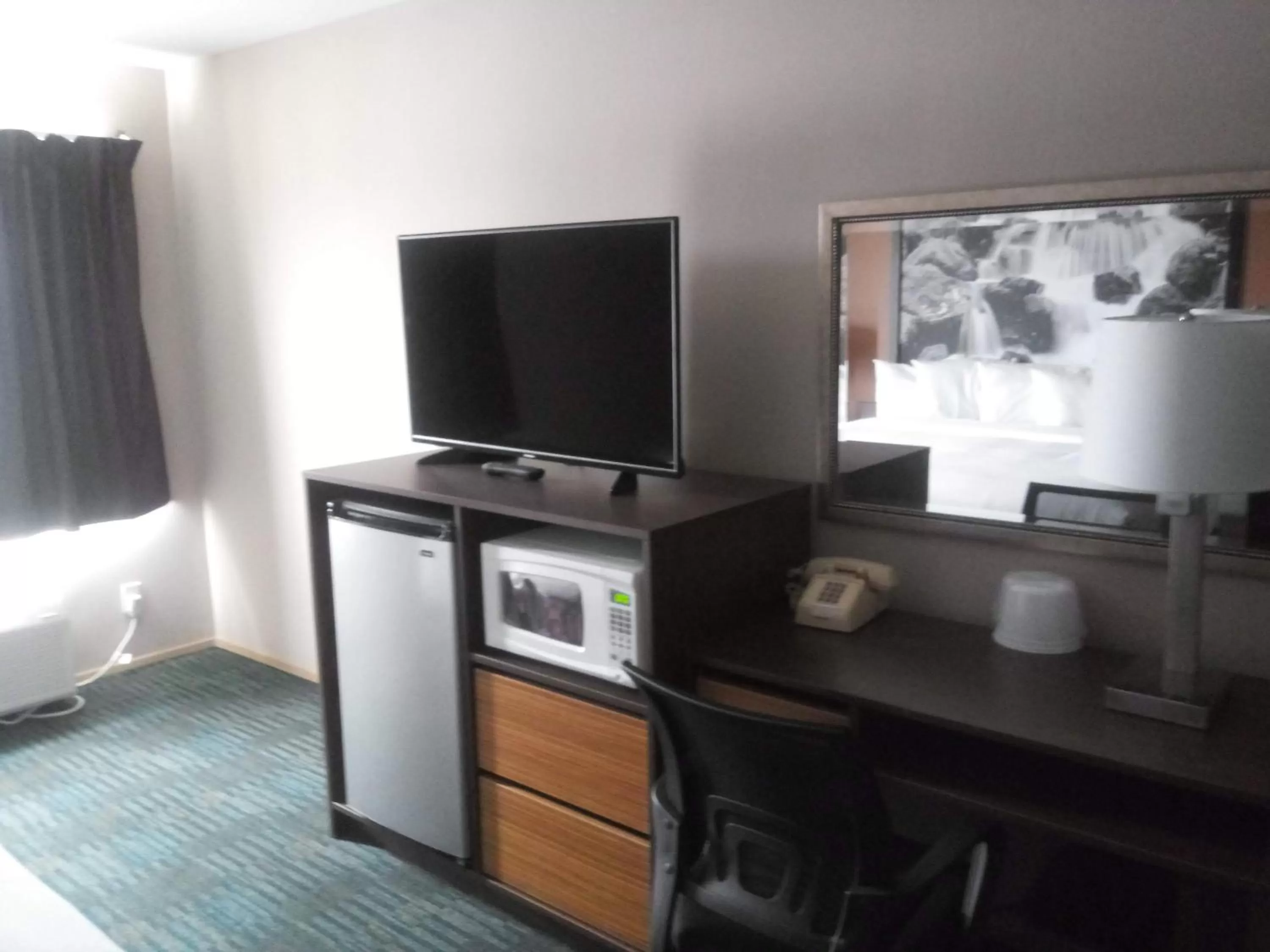 TV and multimedia in Super 8 by Wyndham Lynnwood