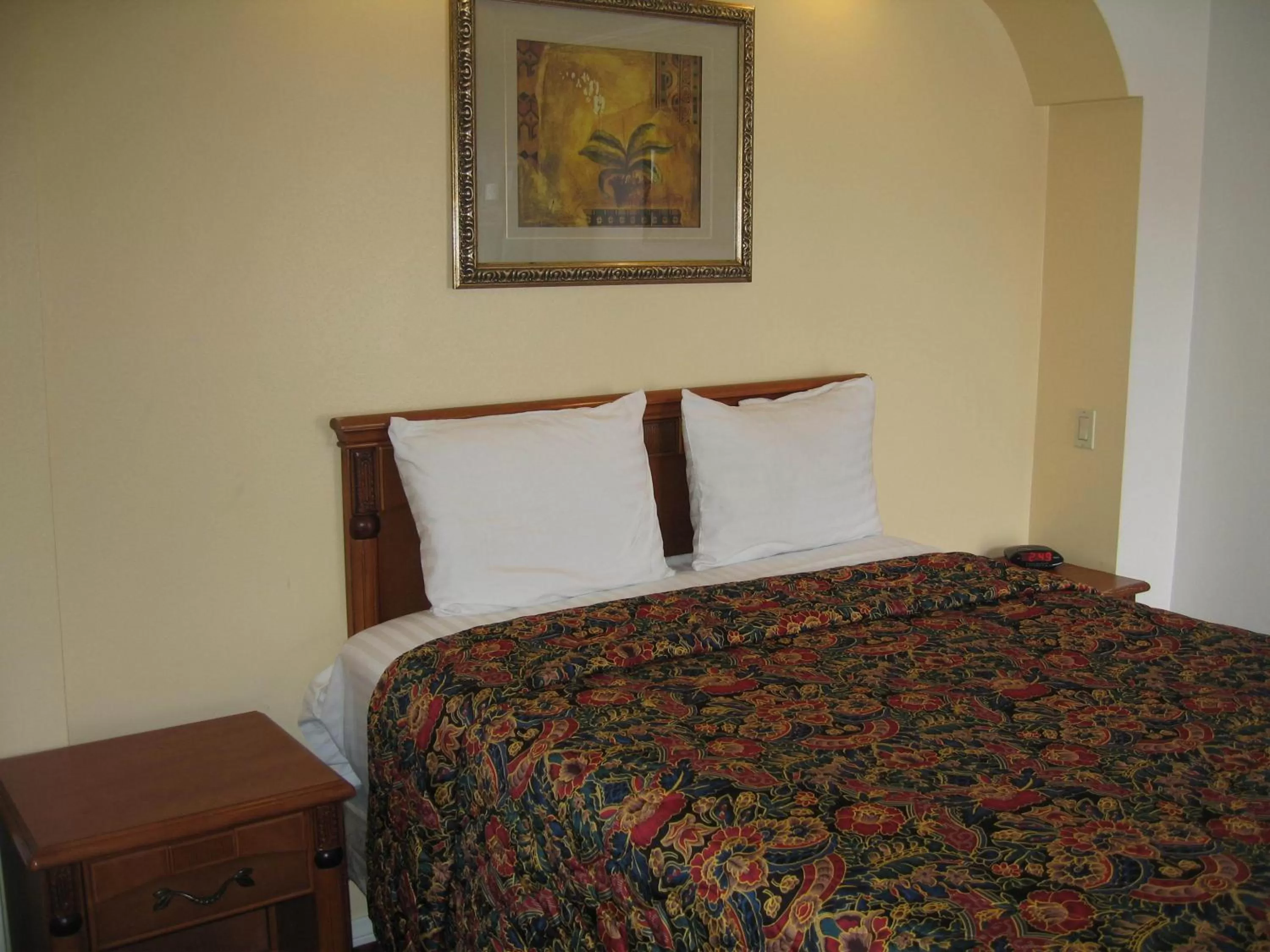 Decorative detail, Bed in Royal Inn Motel Long Beach