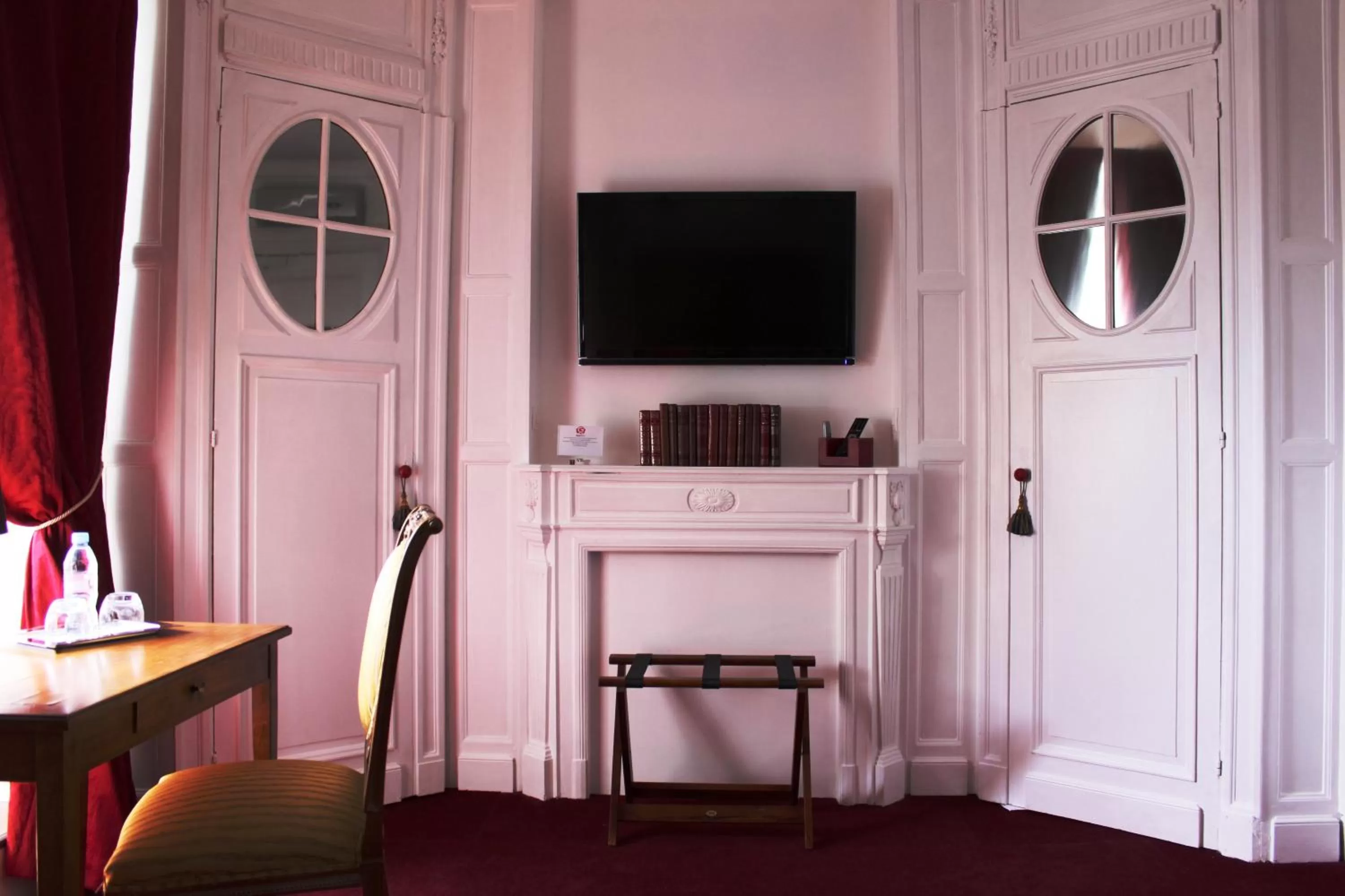 Photo of the whole room, TV/Entertainment Center in Résidence et Chambres d'Hôtes de La Porte d'Arras