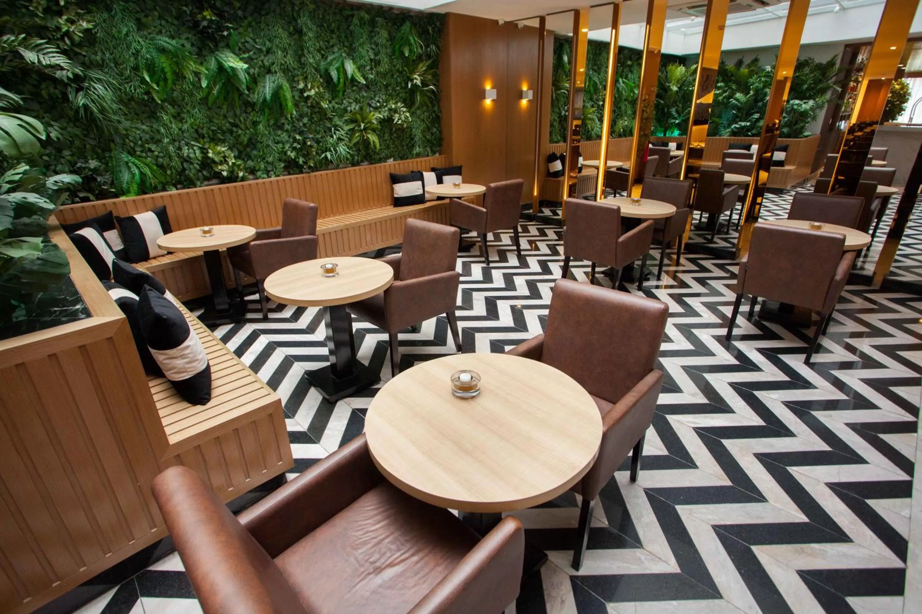 Restaurant/places to eat in Royal Regency Palace Hotel