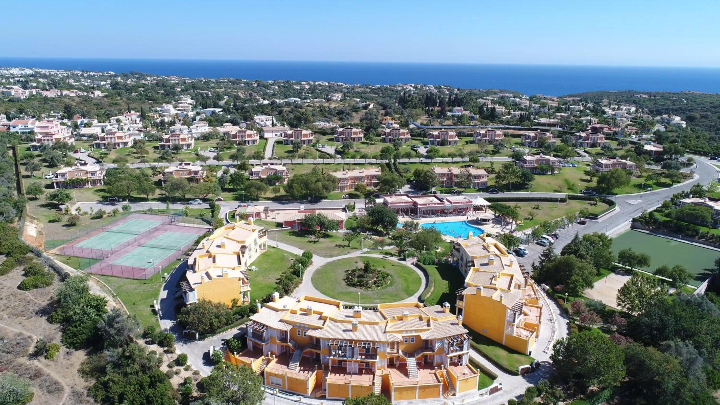 Property building in Colina da Lapa & Villas