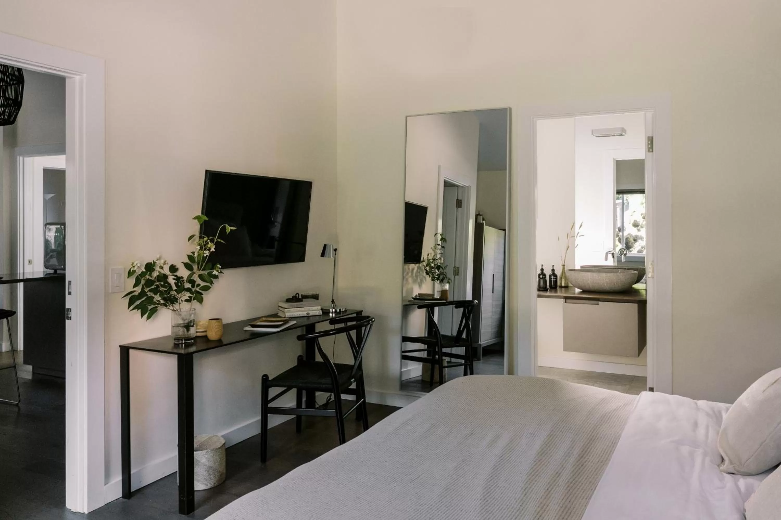 Photo of the whole room, Bed in The Roundtree, Amagansett