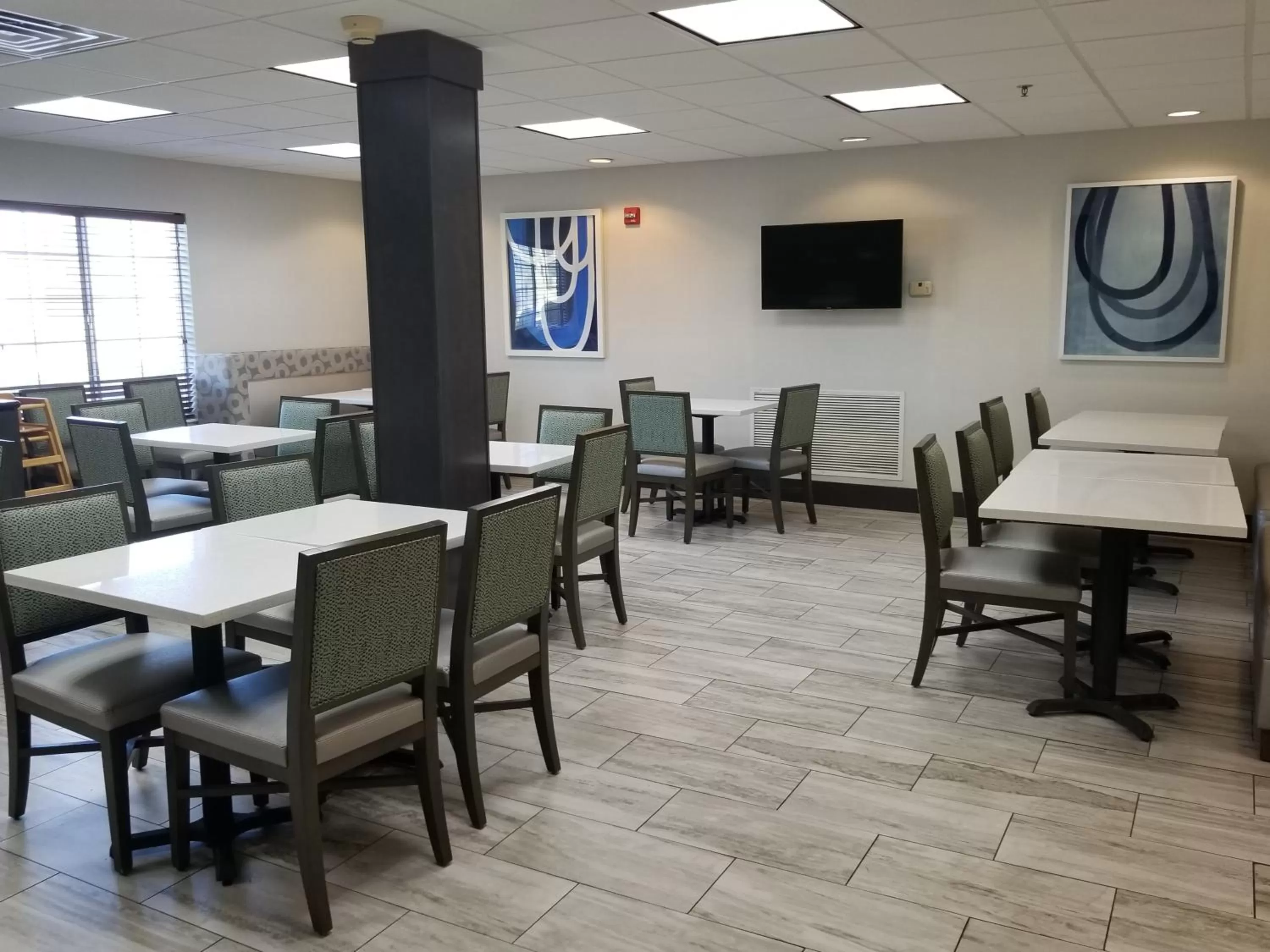 Dining area in Wingate by Wyndham Port Wentworth Savannah Area