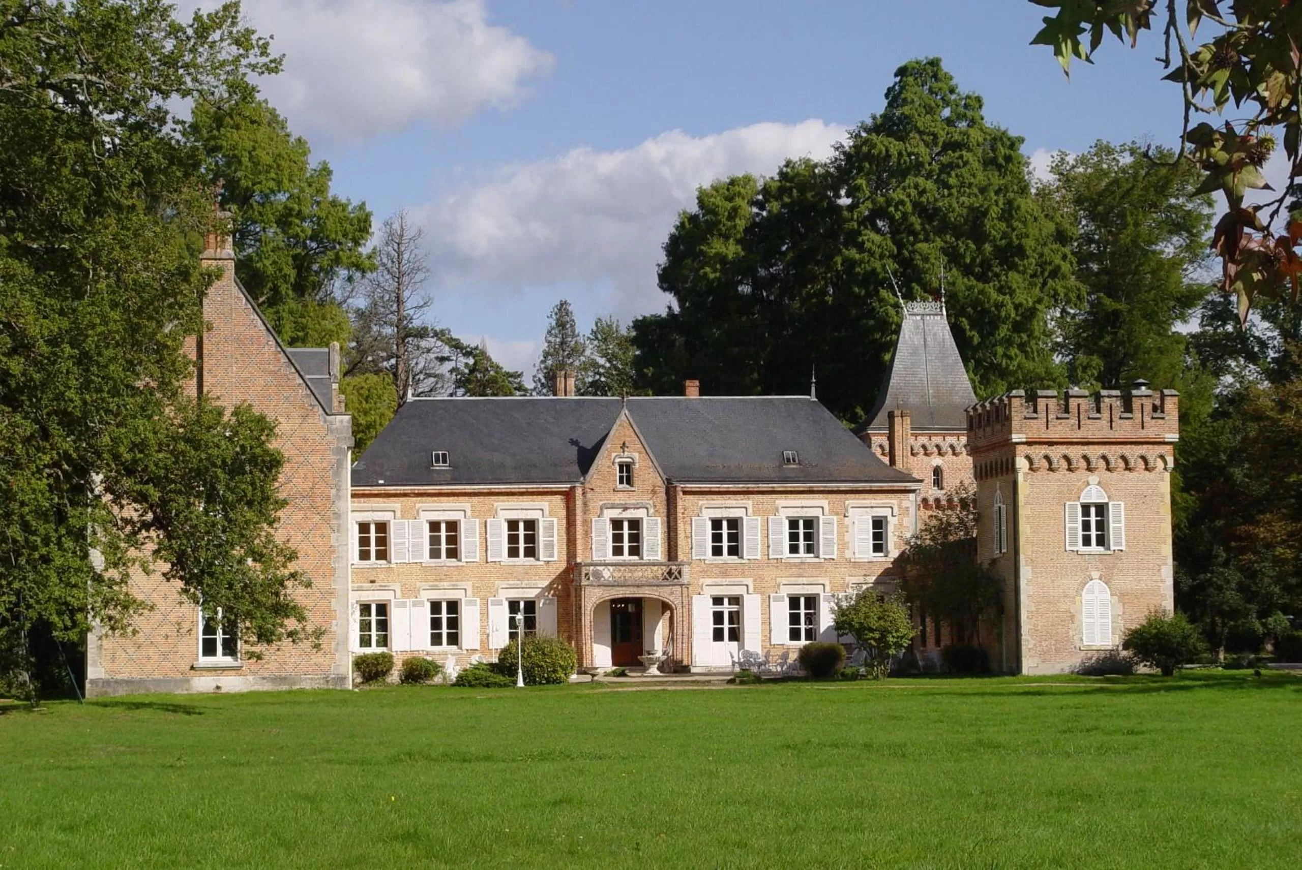 Facade/entrance in Hostellerie Du Château Les Muids