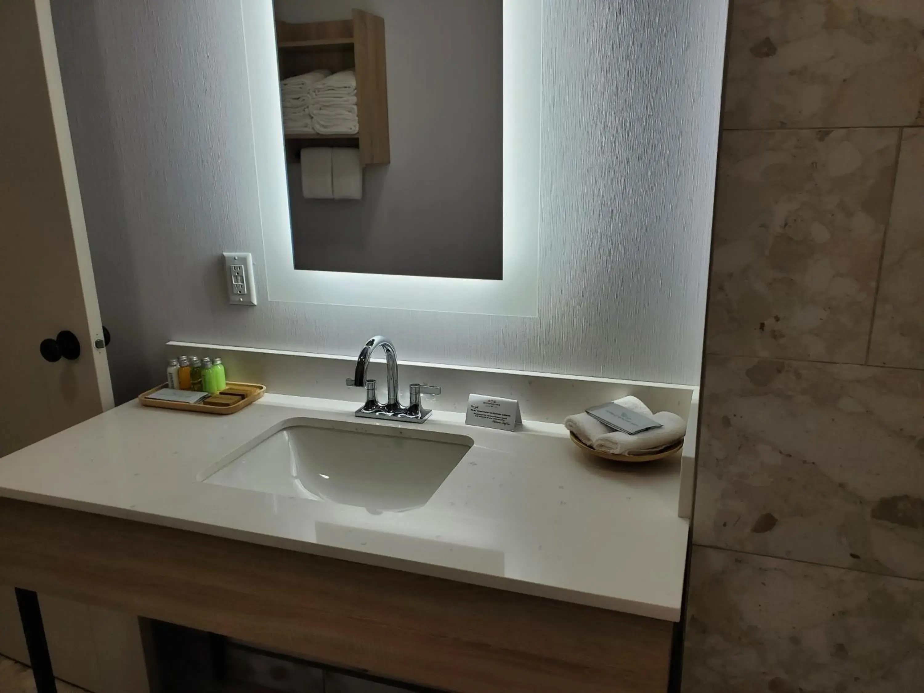 Deluxe Family Room in Mountaineer Lodge Deluxe Family Room in Mountaineer Lodge