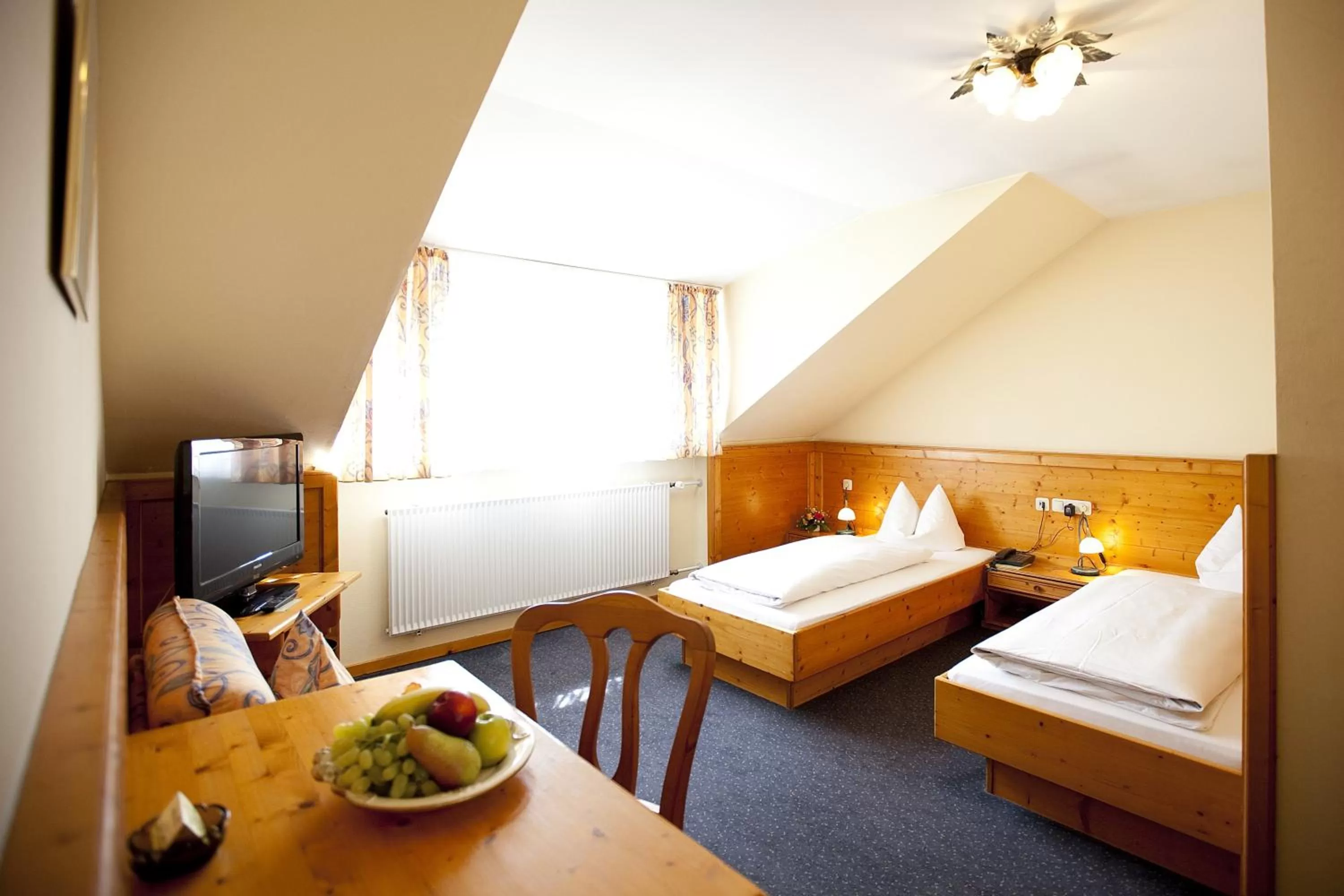 Bed in Hotel Schäfflerwirt