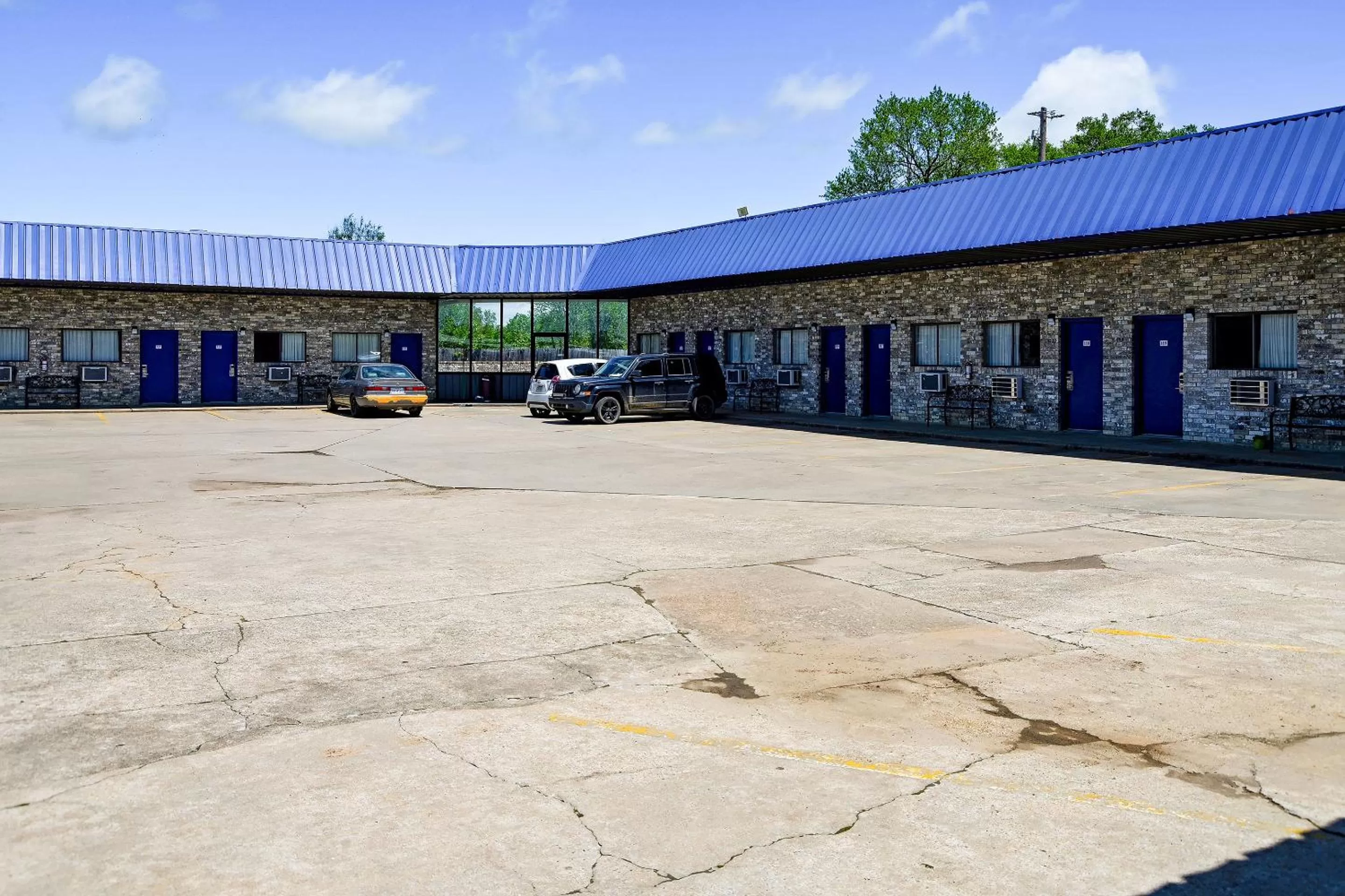 Parking, Property Building in OYO Hotel Waldron AR - Hwy 71