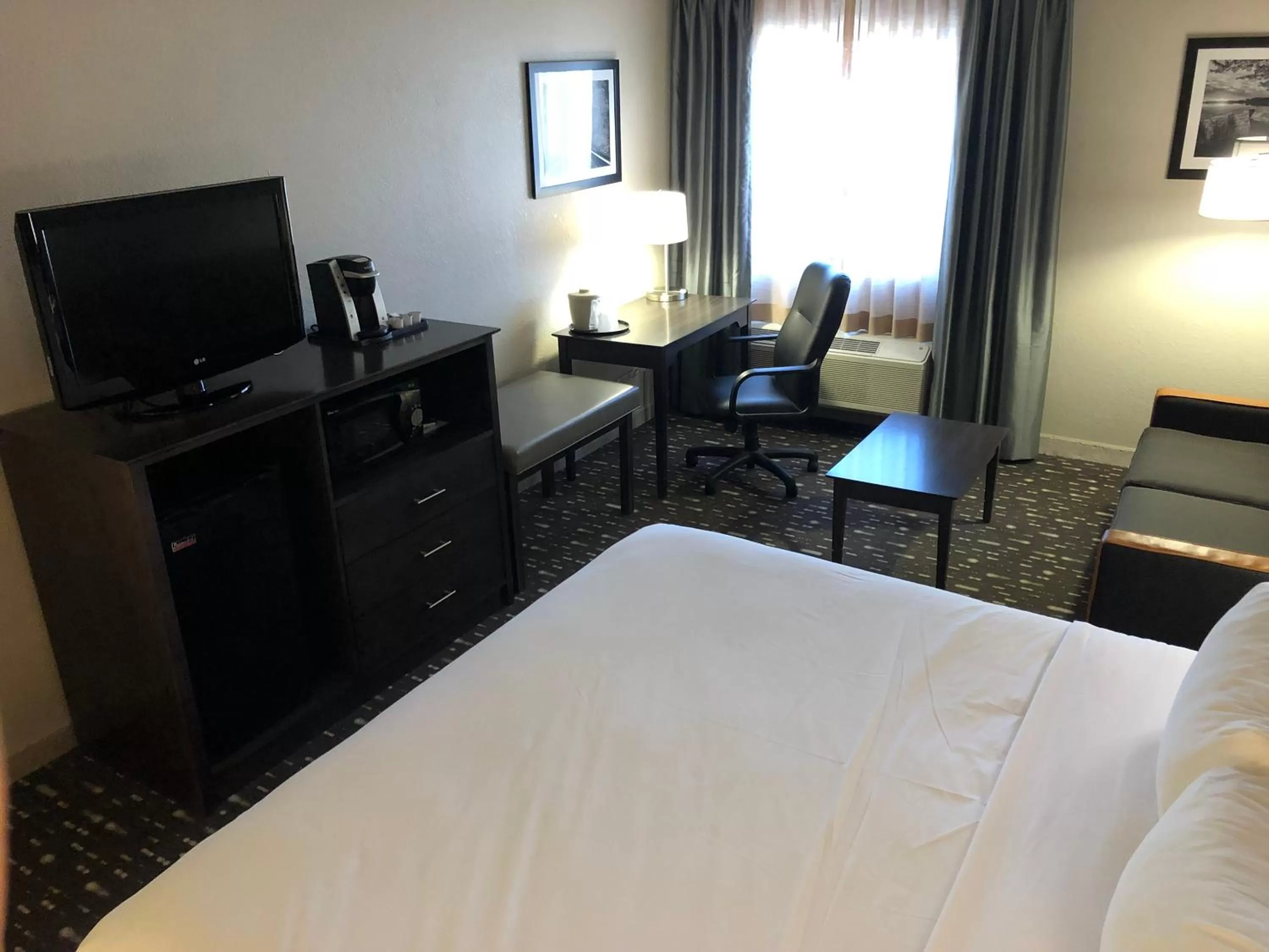 Communal lounge/ TV room, TV/Entertainment Center in Country Inn & Suites by Radisson, Auburn, IN