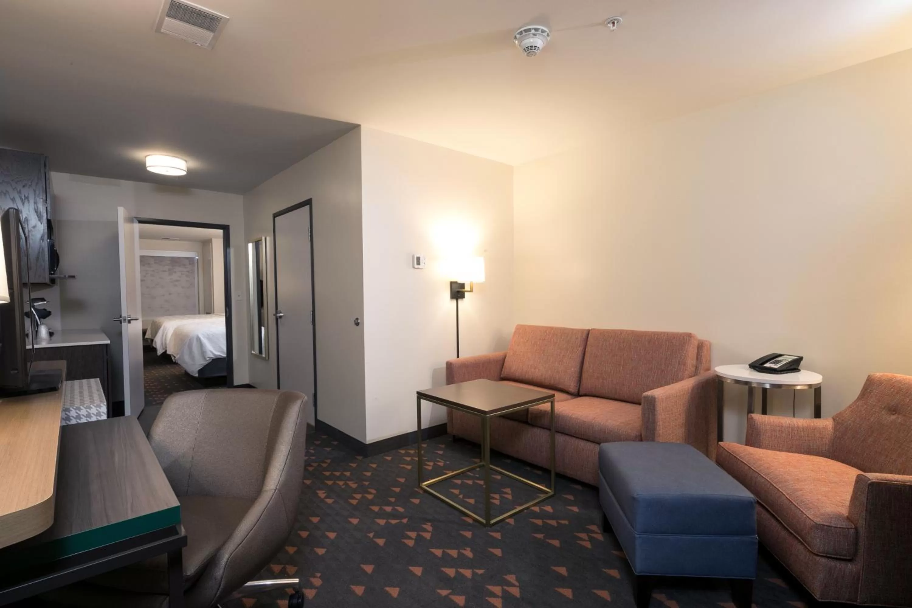 Seating area in Holiday Inn & Suites Detroit - Troy by IHG
